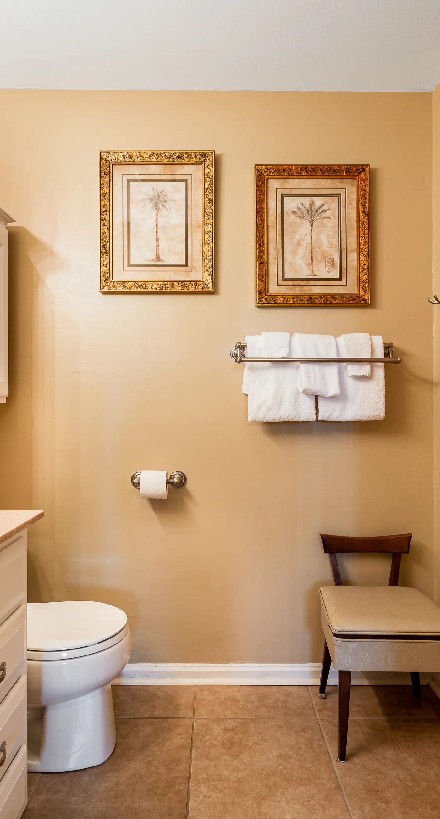 Snowbird-friendly condo with AC, outdoor pool, tennis & hot tub - near the beach