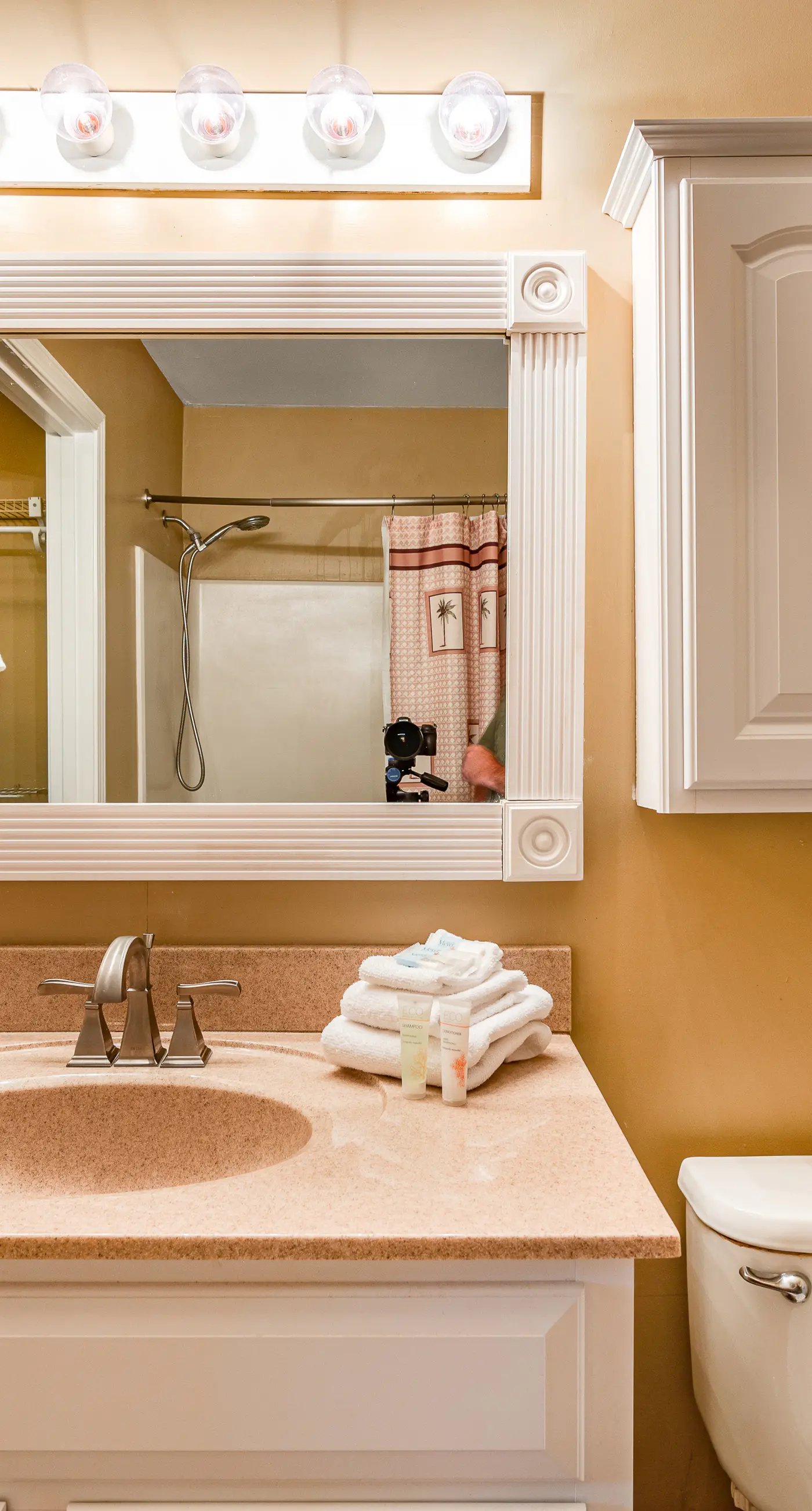 Snowbird-friendly condo with AC, outdoor pool, tennis & hot tub - near the beach