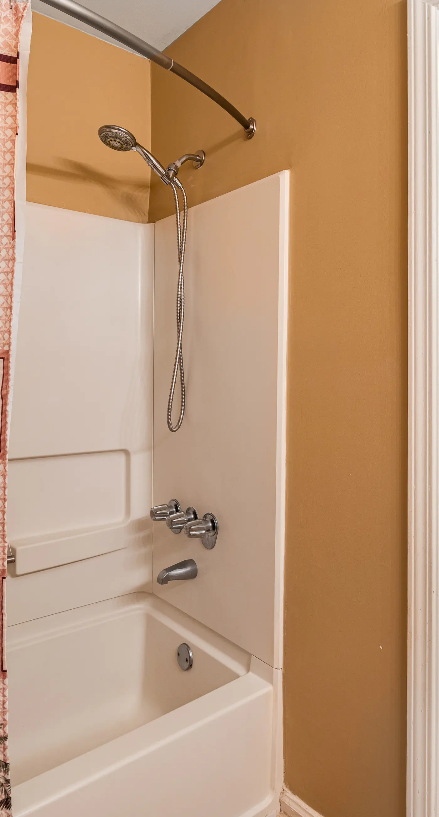 Snowbird-friendly condo with AC, outdoor pool, tennis & hot tub - near the beach