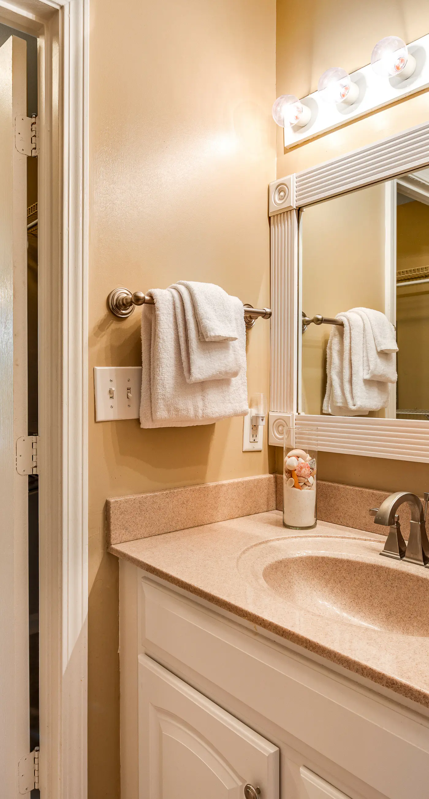 Snowbird-friendly condo with AC, outdoor pool, tennis & hot tub - near the beach