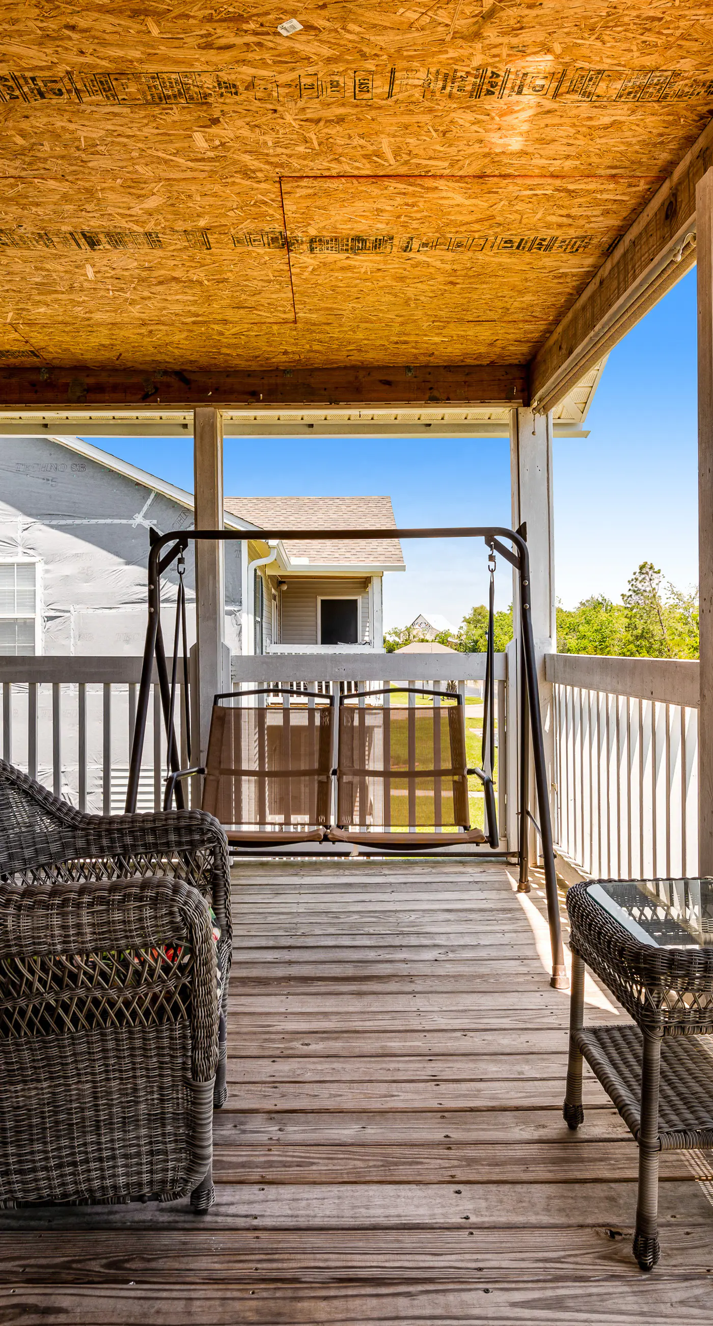 Snowbird-friendly condo with AC, outdoor pool, tennis & hot tub - near the beach