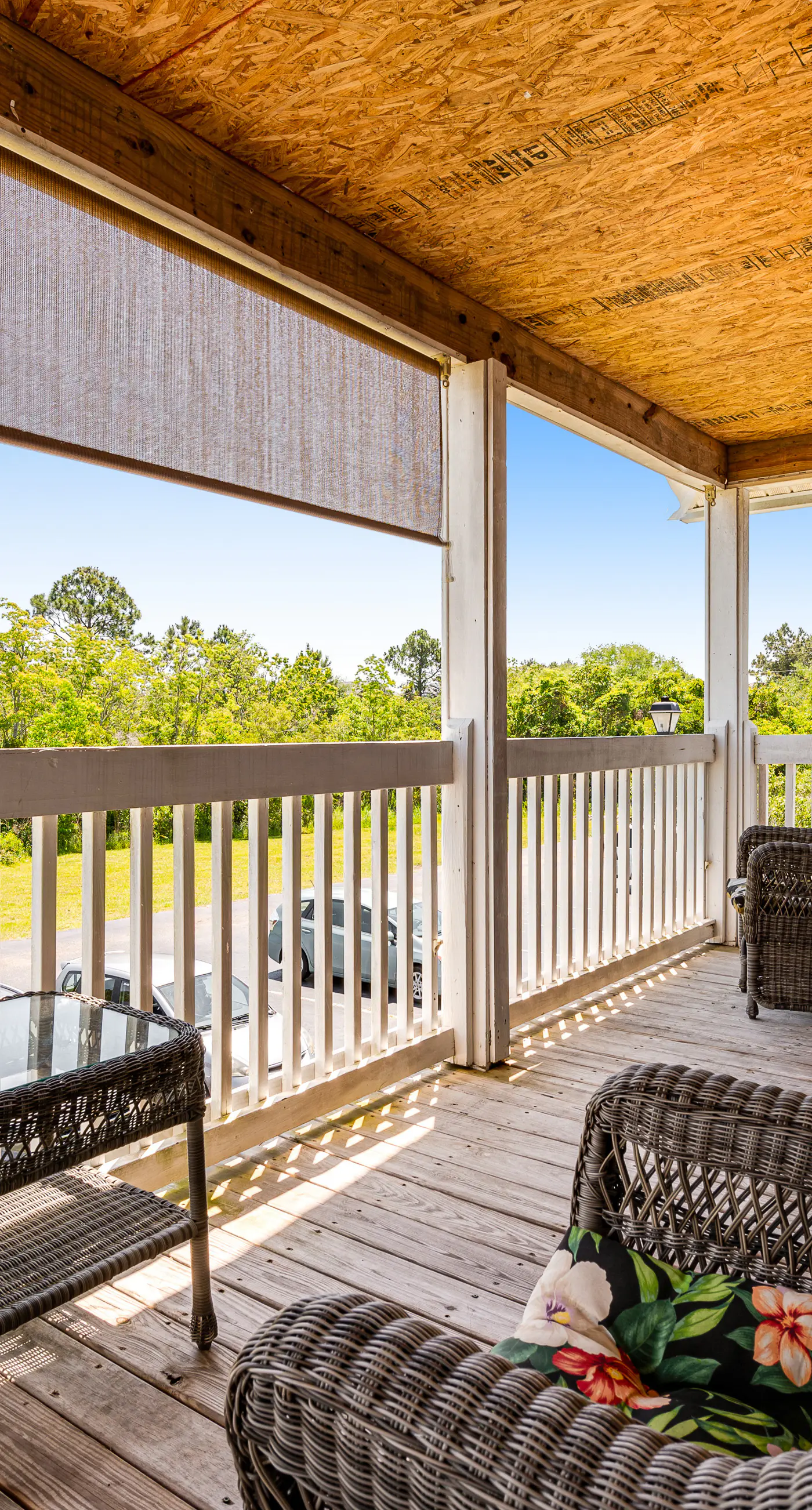 Snowbird-friendly condo with AC, outdoor pool, tennis & hot tub - near the beach