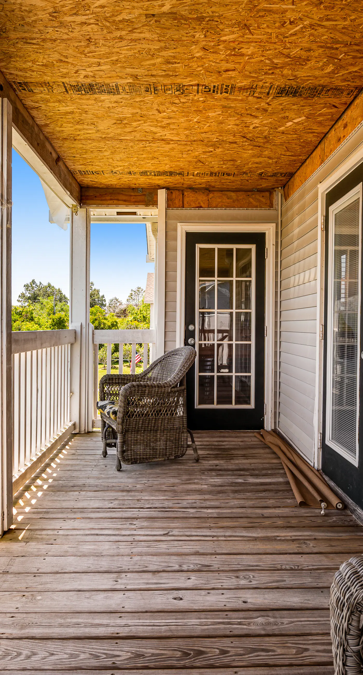 Snowbird-friendly condo with AC, outdoor pool, tennis & hot tub - near the beach