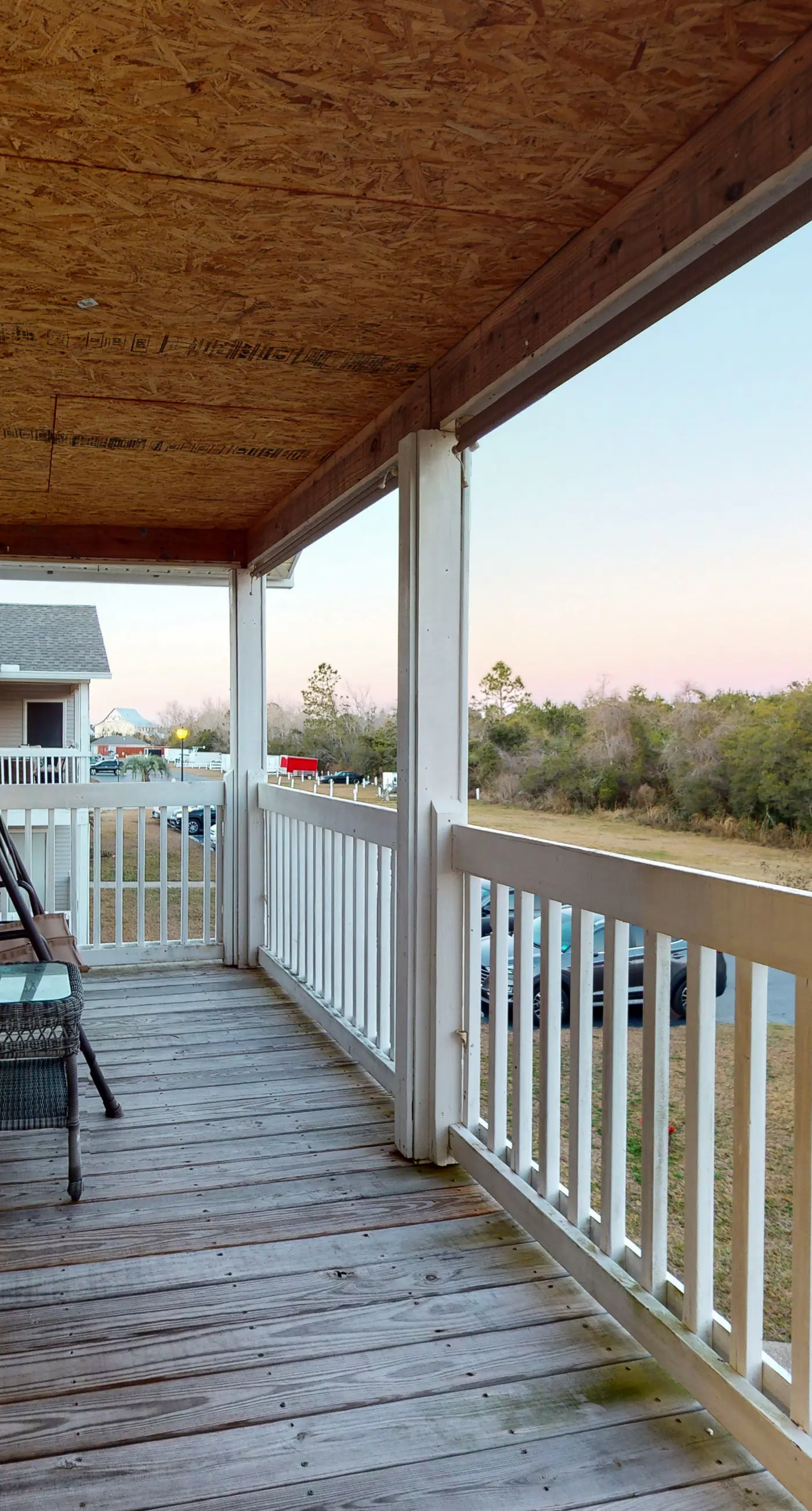 Snowbird-friendly condo with AC, outdoor pool, tennis & hot tub - near the beach