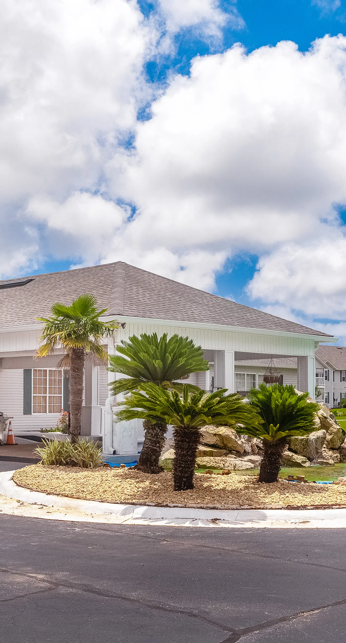 Snowbird-friendly condo with AC, outdoor pool, tennis & hot tub - near the beach