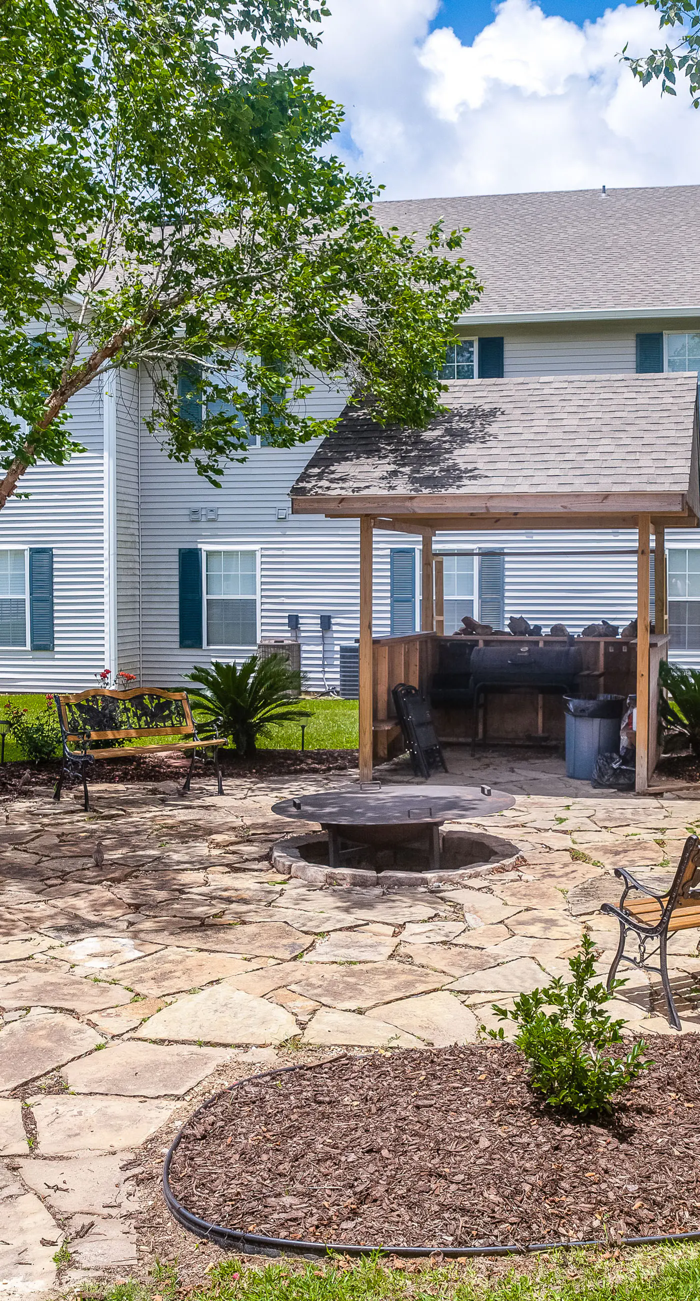 Snowbird-friendly condo with AC, outdoor pool, tennis & hot tub - near the beach