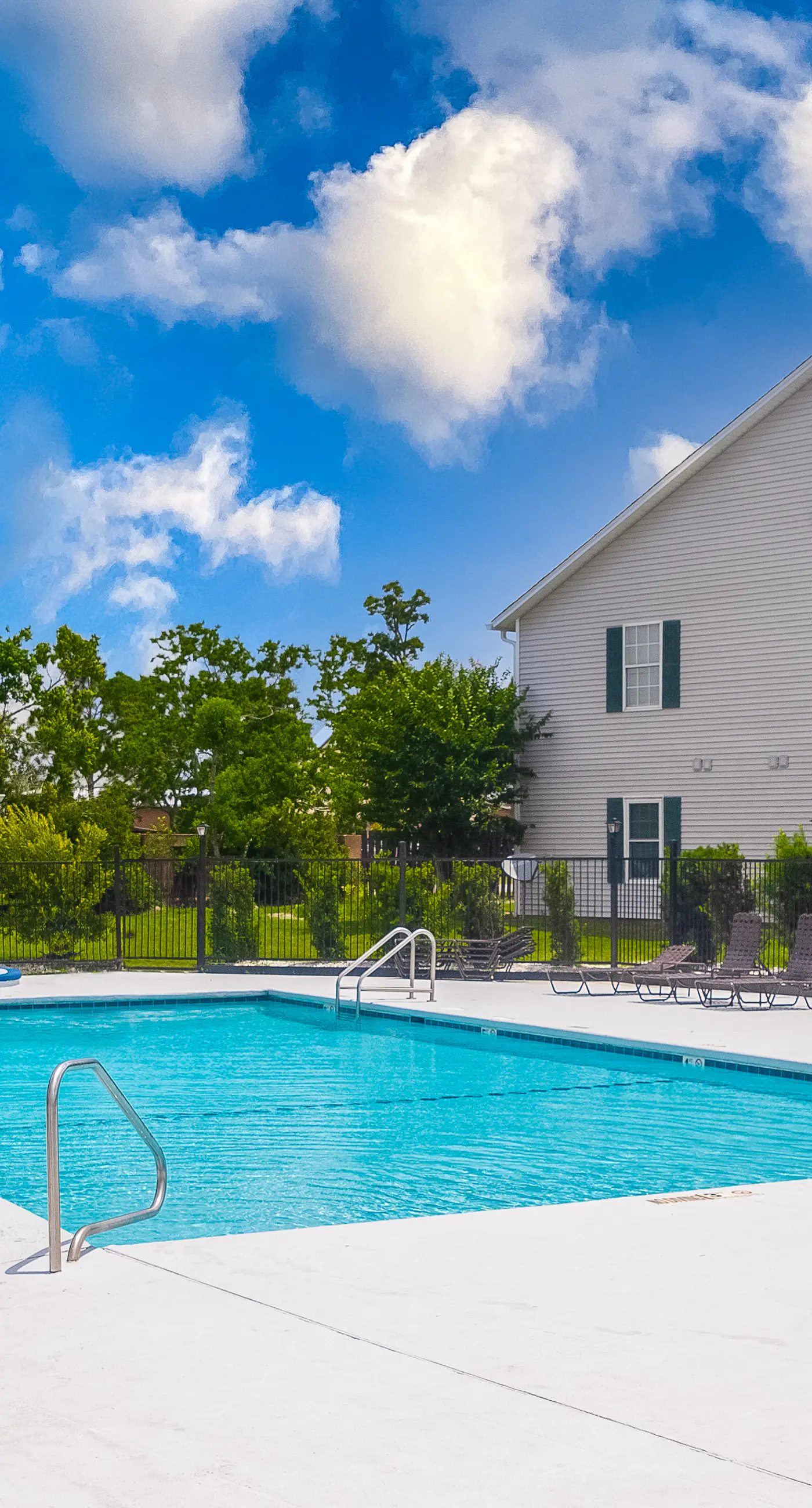 Snowbird-friendly condo with AC, outdoor pool, tennis & hot tub - near the beach