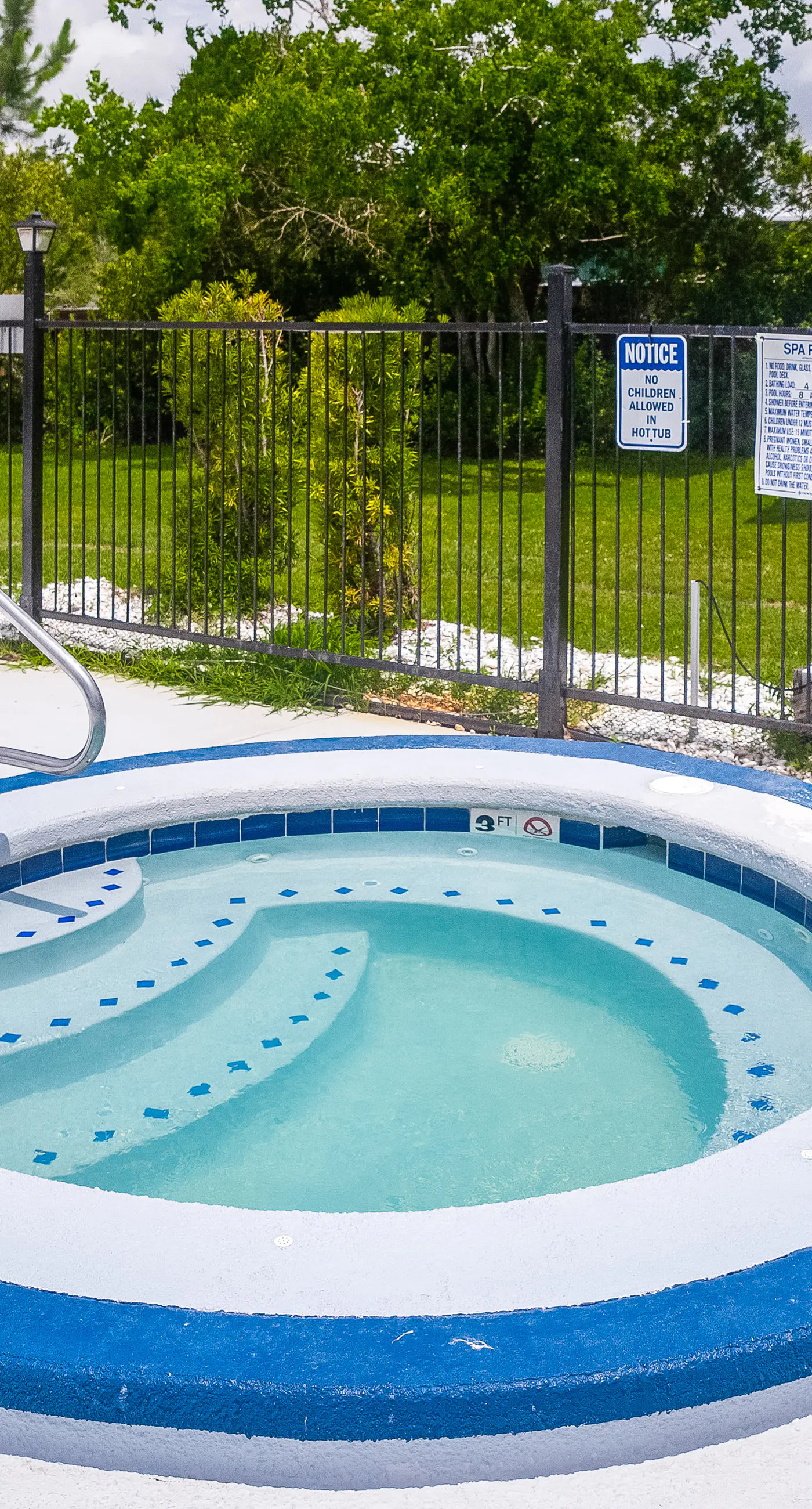 Snowbird-friendly condo with AC, outdoor pool, tennis & hot tub - near the beach