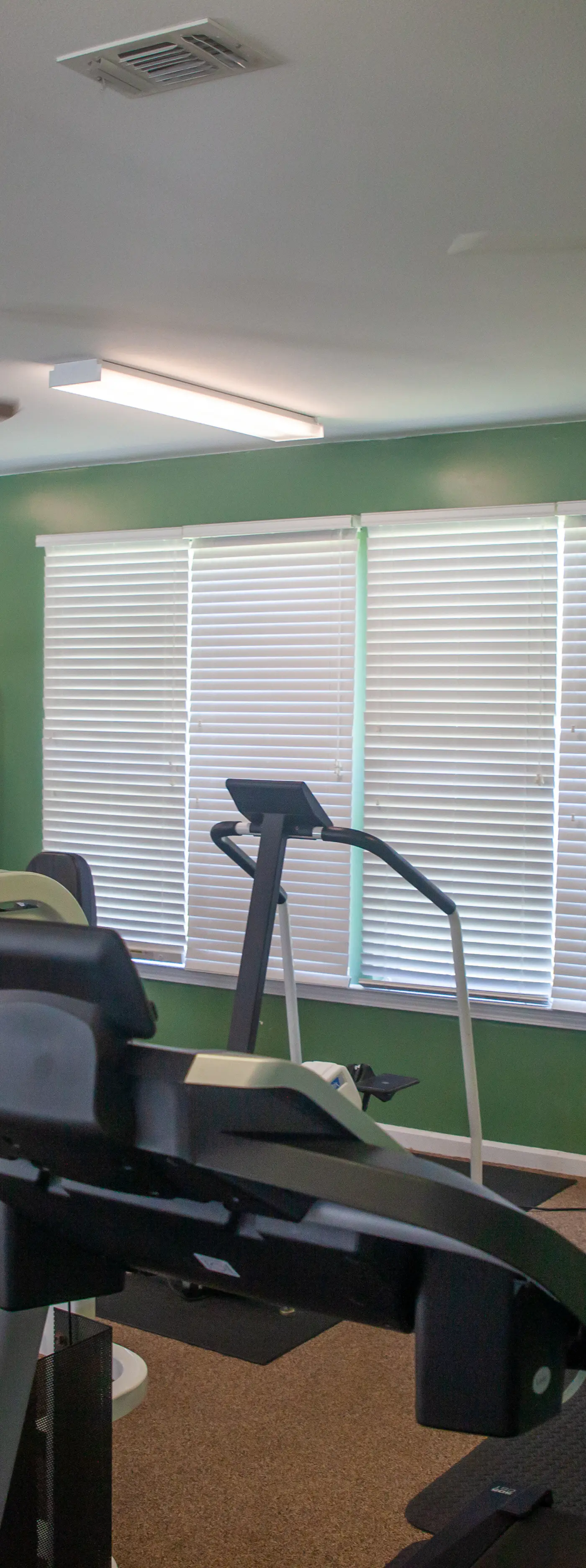 Snowbird-friendly condo with AC, outdoor pool, tennis & hot tub - near the beach