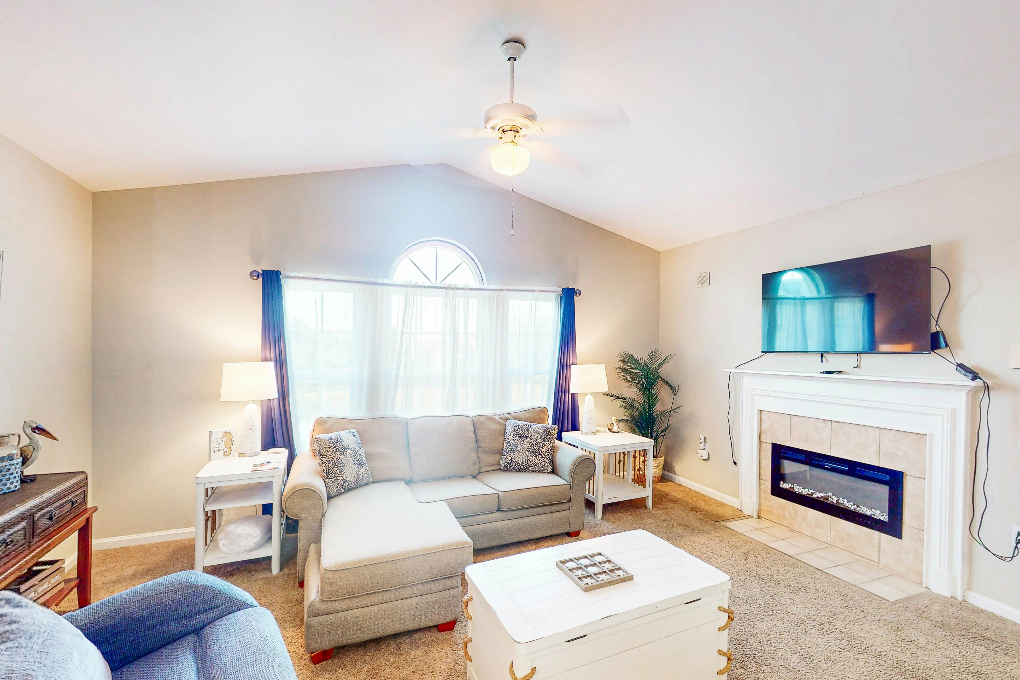 Second floor condo with pool & hot tub access, WiFi, private W&D, and central AC