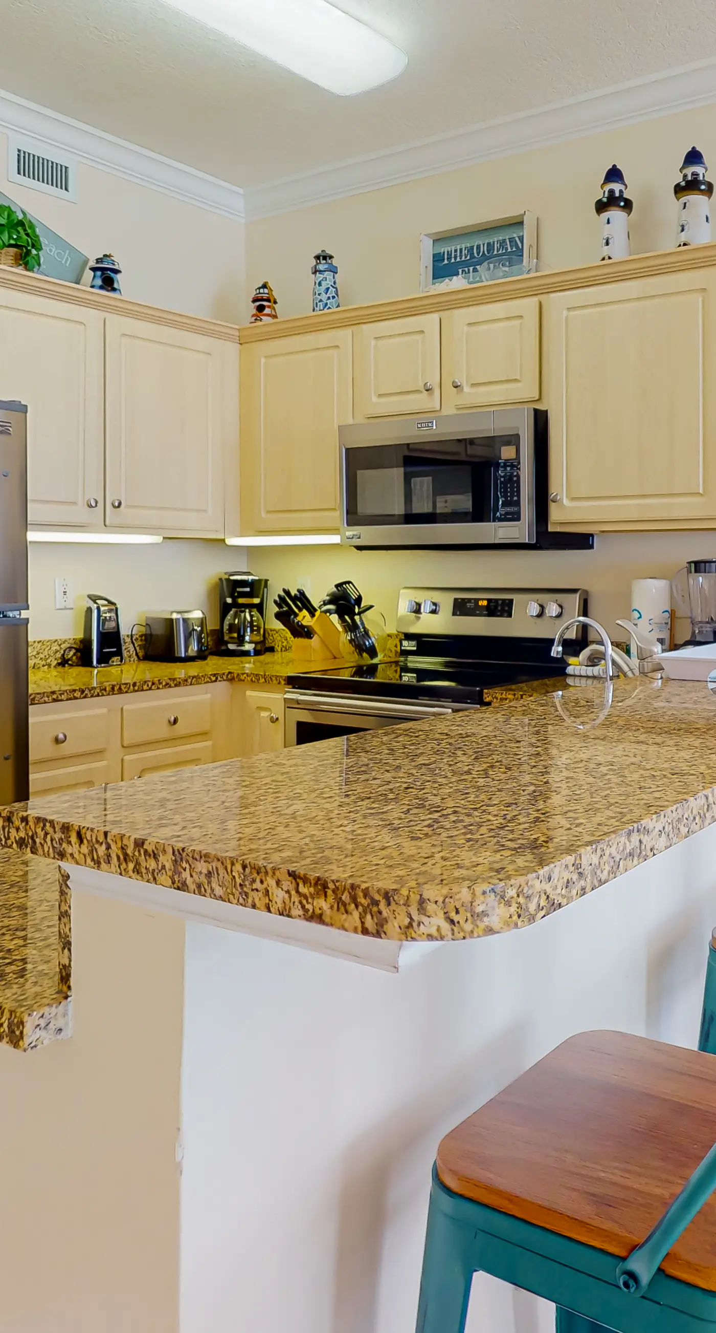 Beachfront corner condo with amazing Gulf views, balcony, pools & hot tubs
