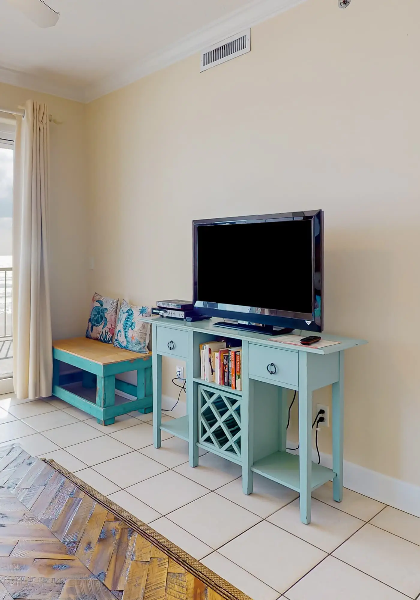 Beachfront corner condo with amazing Gulf views, balcony, pools & hot tubs
