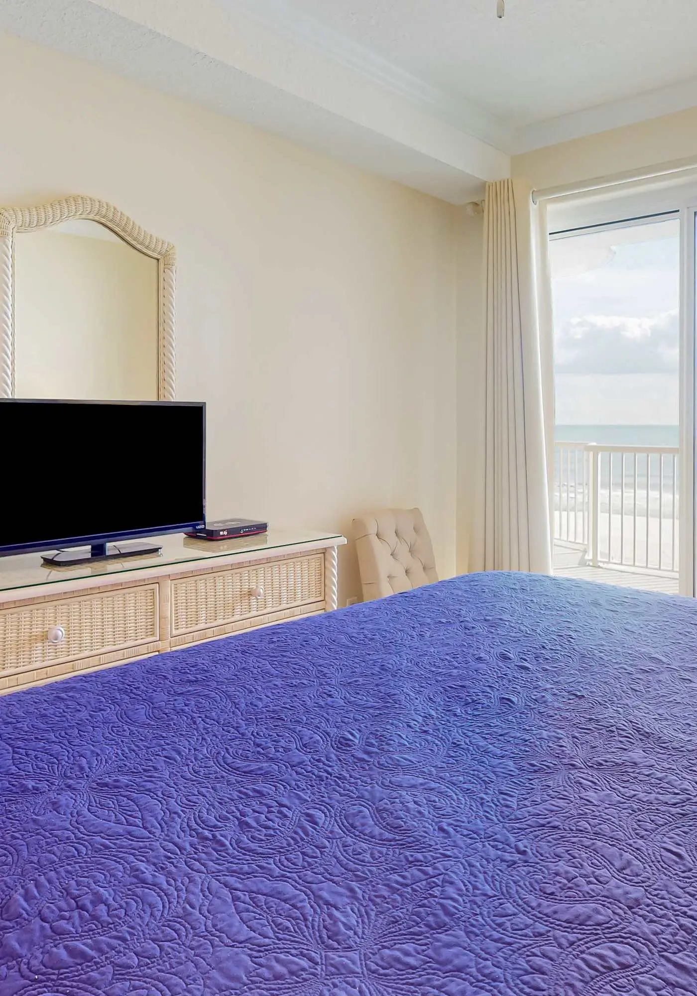 Beachfront corner condo with amazing Gulf views, balcony, pools & hot tubs