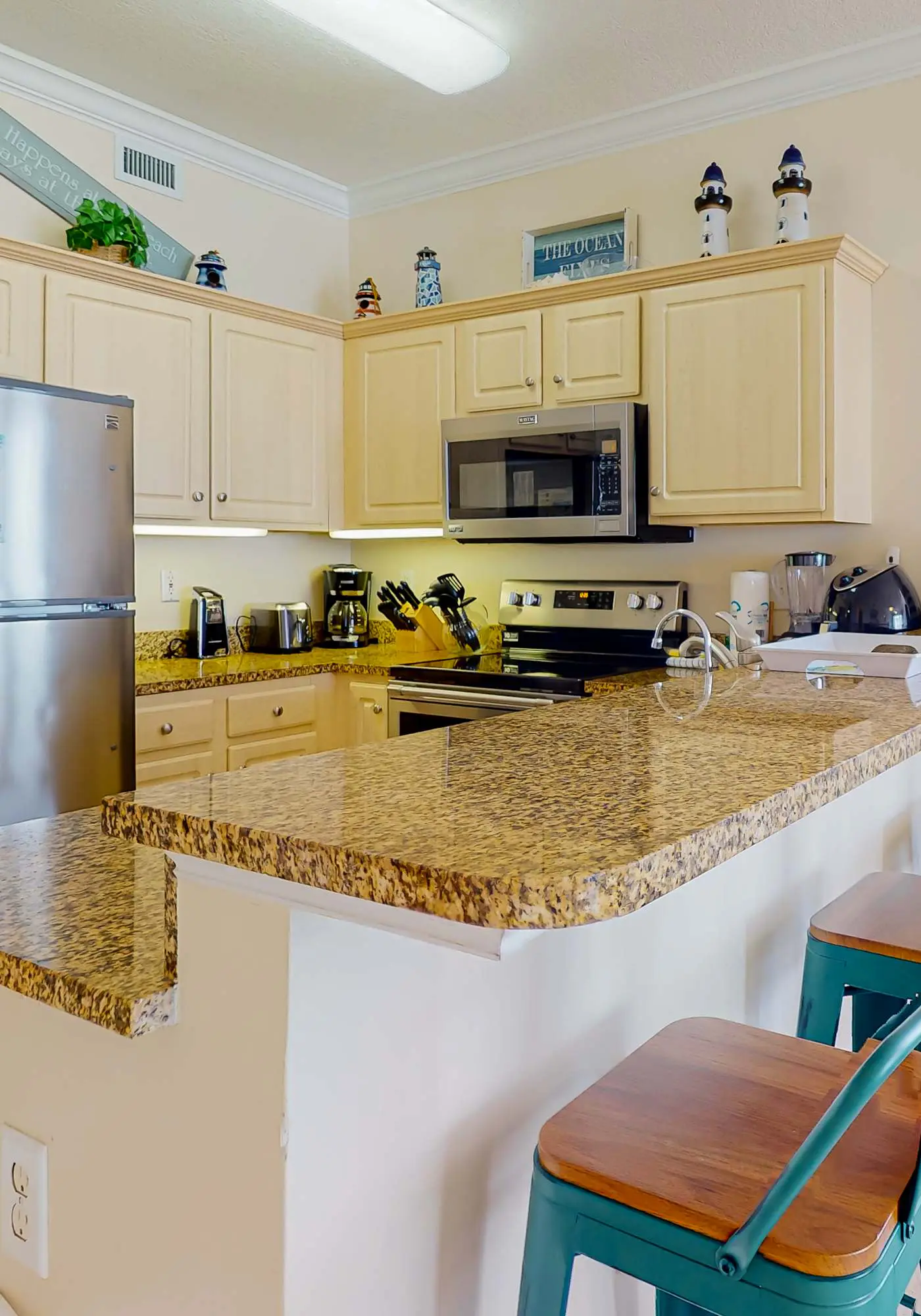 Beachfront corner condo with amazing Gulf views, balcony, pools & hot tubs