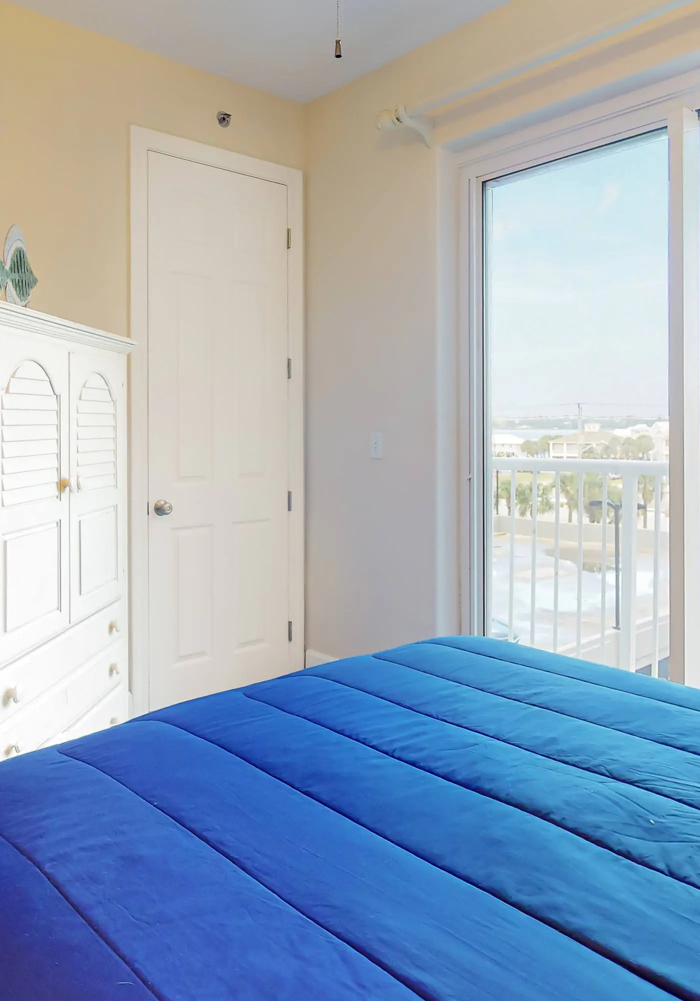 Beachfront corner condo with amazing Gulf views, balcony, pools & hot tubs