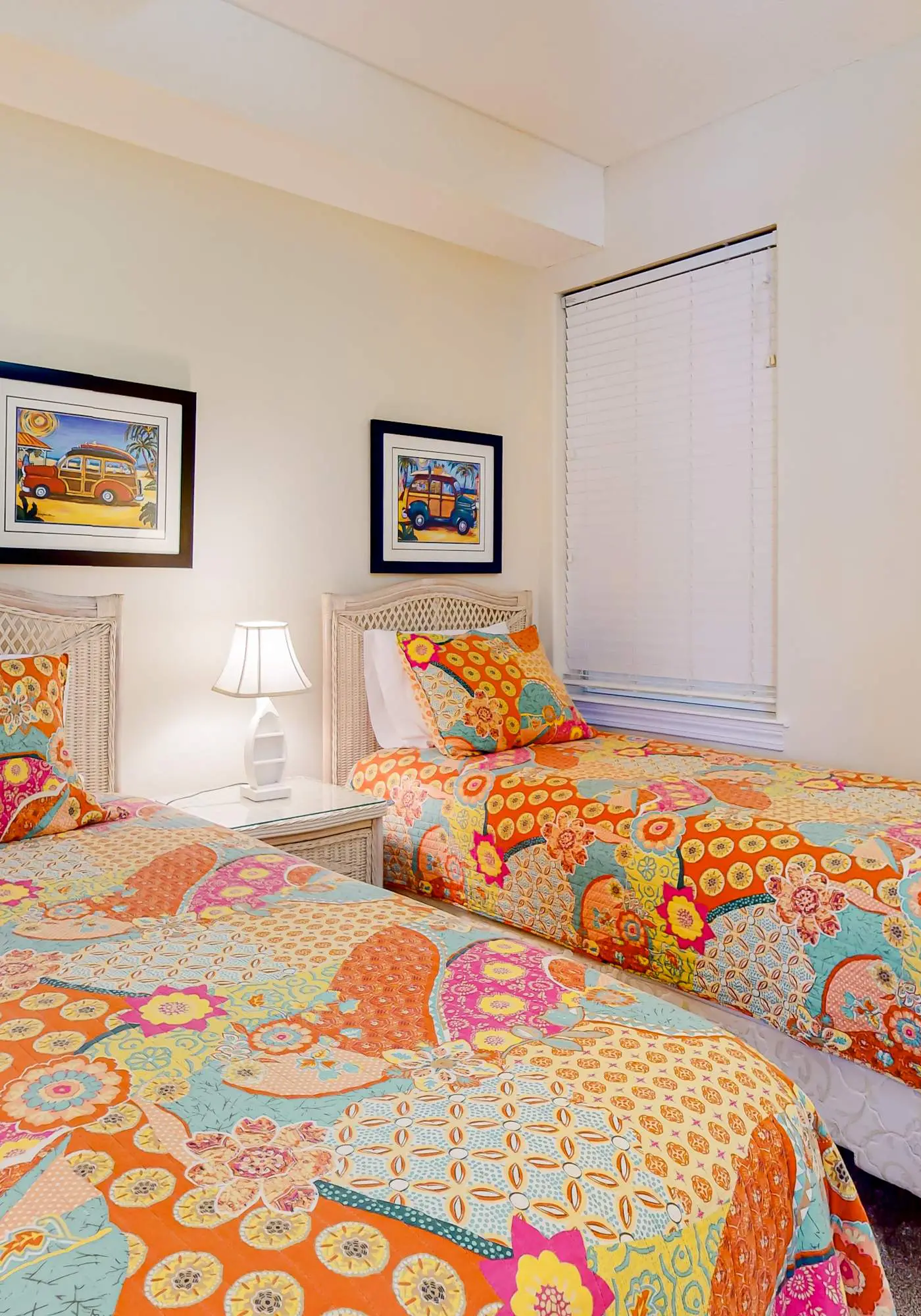 Beachfront corner condo with amazing Gulf views, balcony, pools & hot tubs