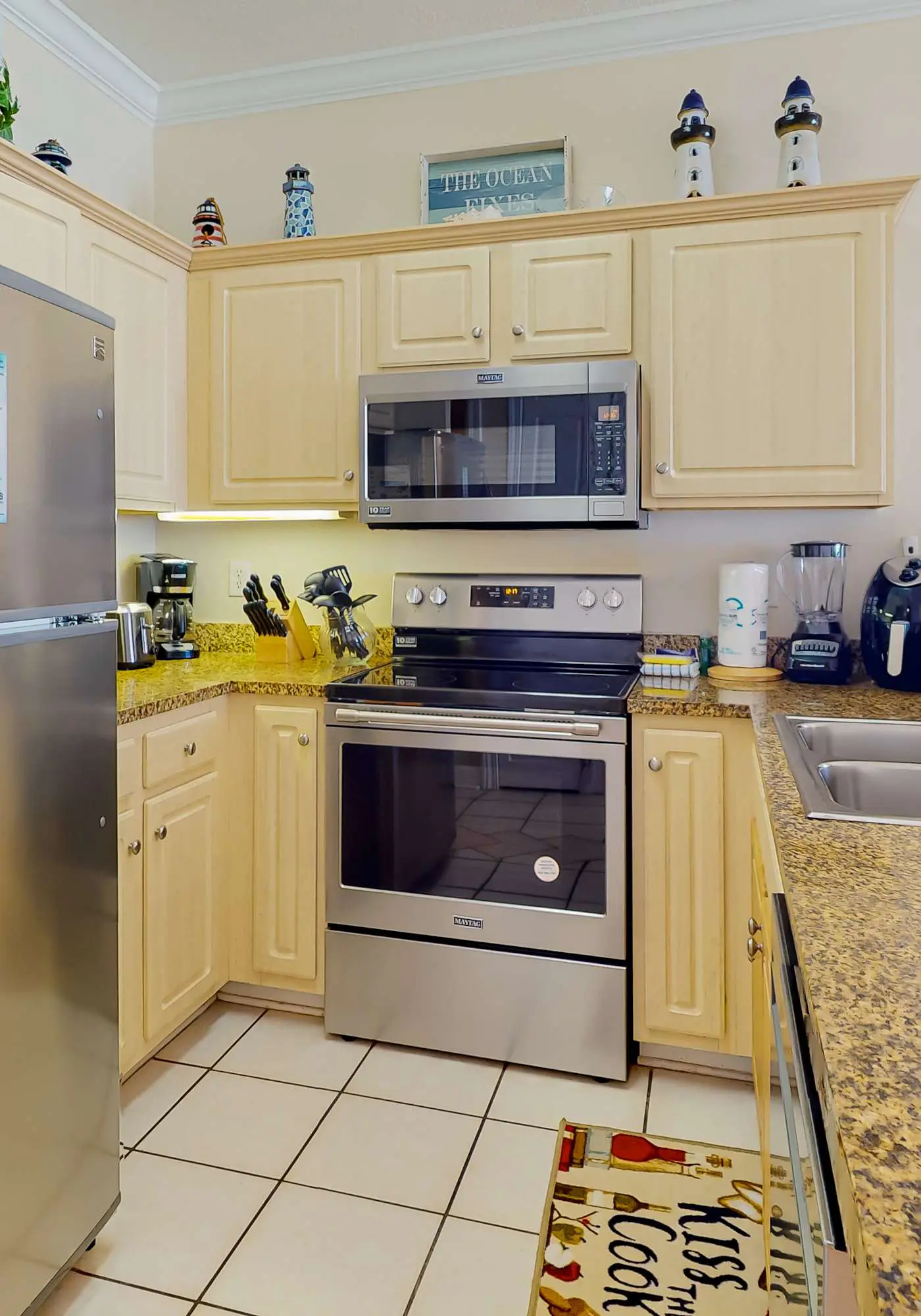 Beachfront corner condo with amazing Gulf views, balcony, pools & hot tubs