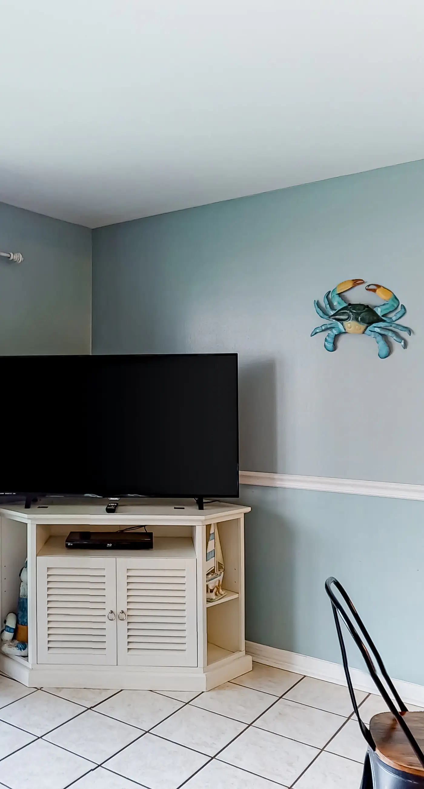 Gulf-view condo with 4 pools, hot tubs, beach access, central AC, & washer/dryer