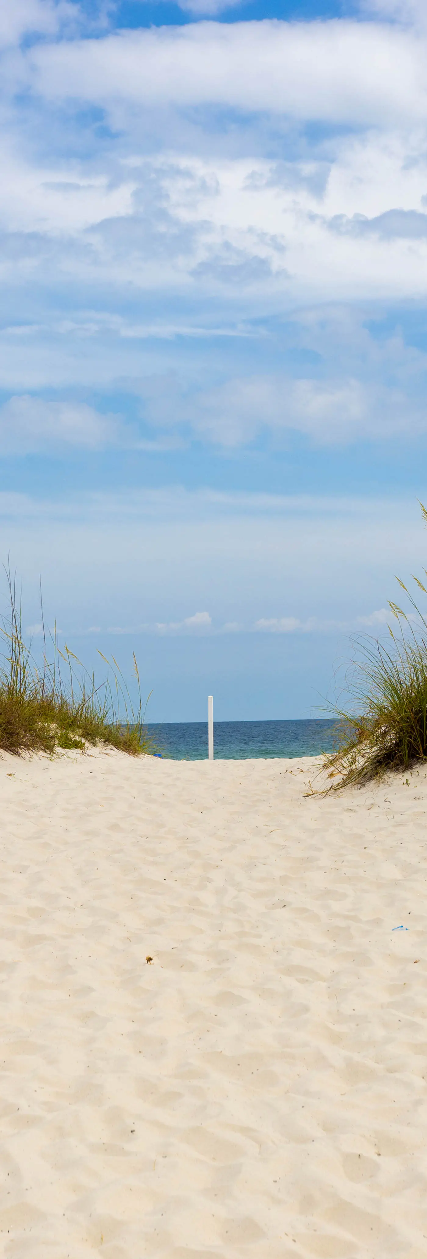 Wonderful beachfront escape with WiFi, balcony, pool, central AC & loft