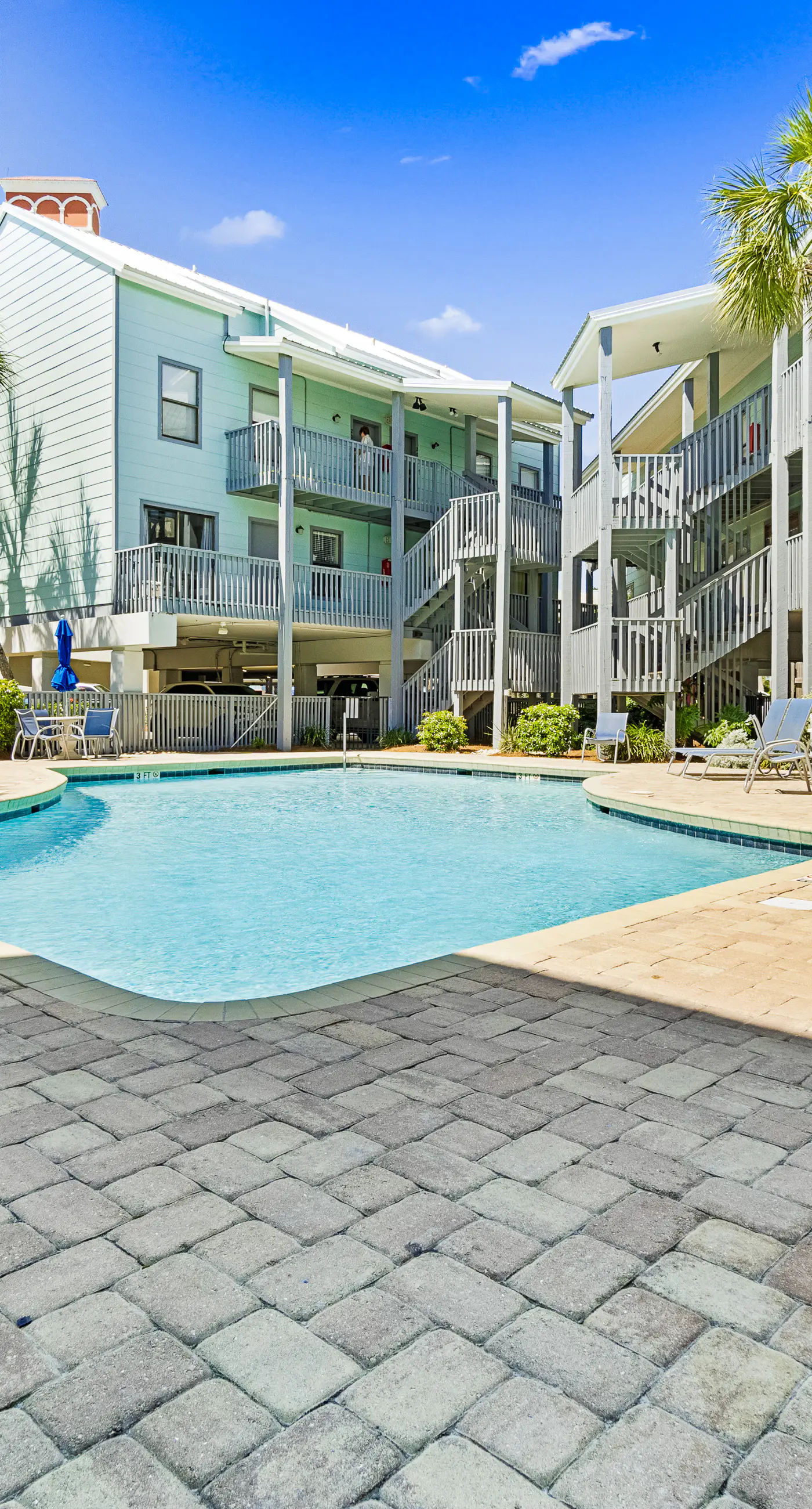 Wonderful beachfront escape with WiFi, balcony, pool, central AC & loft