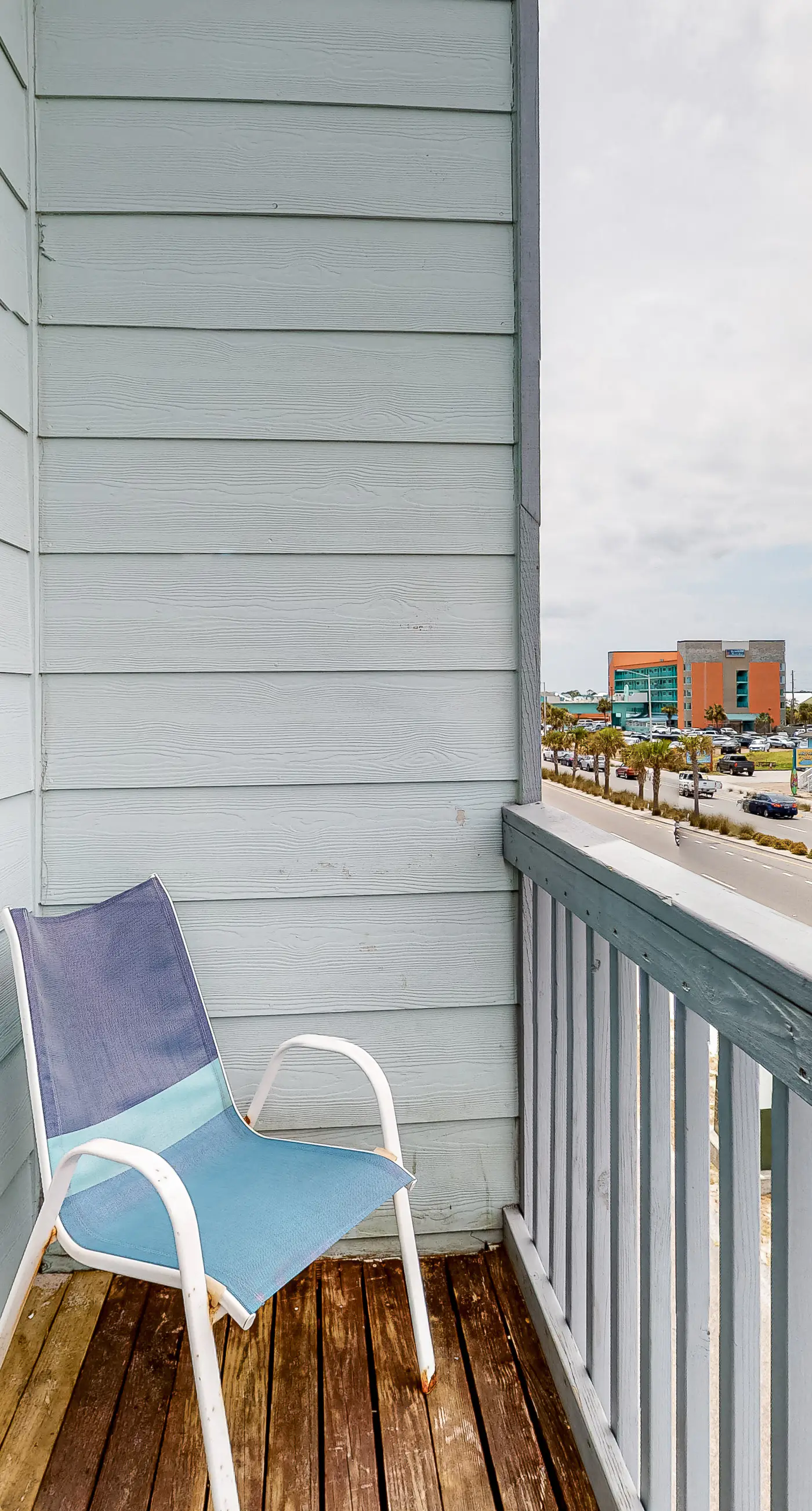 Wonderful beachfront escape with WiFi, balcony, pool, central AC & loft