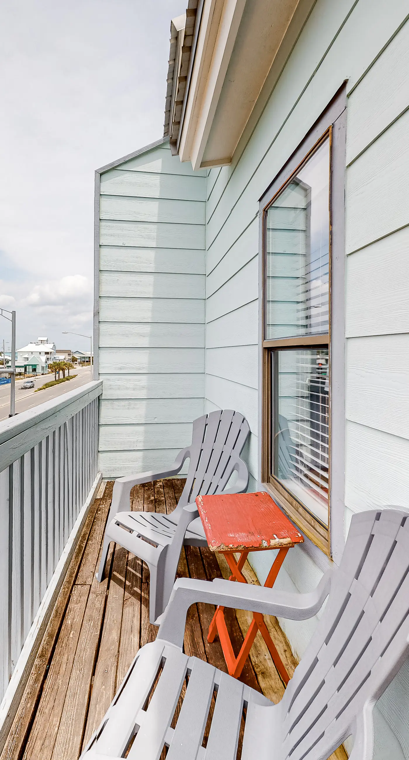 Wonderful beachfront escape with WiFi, balcony, pool, central AC & loft