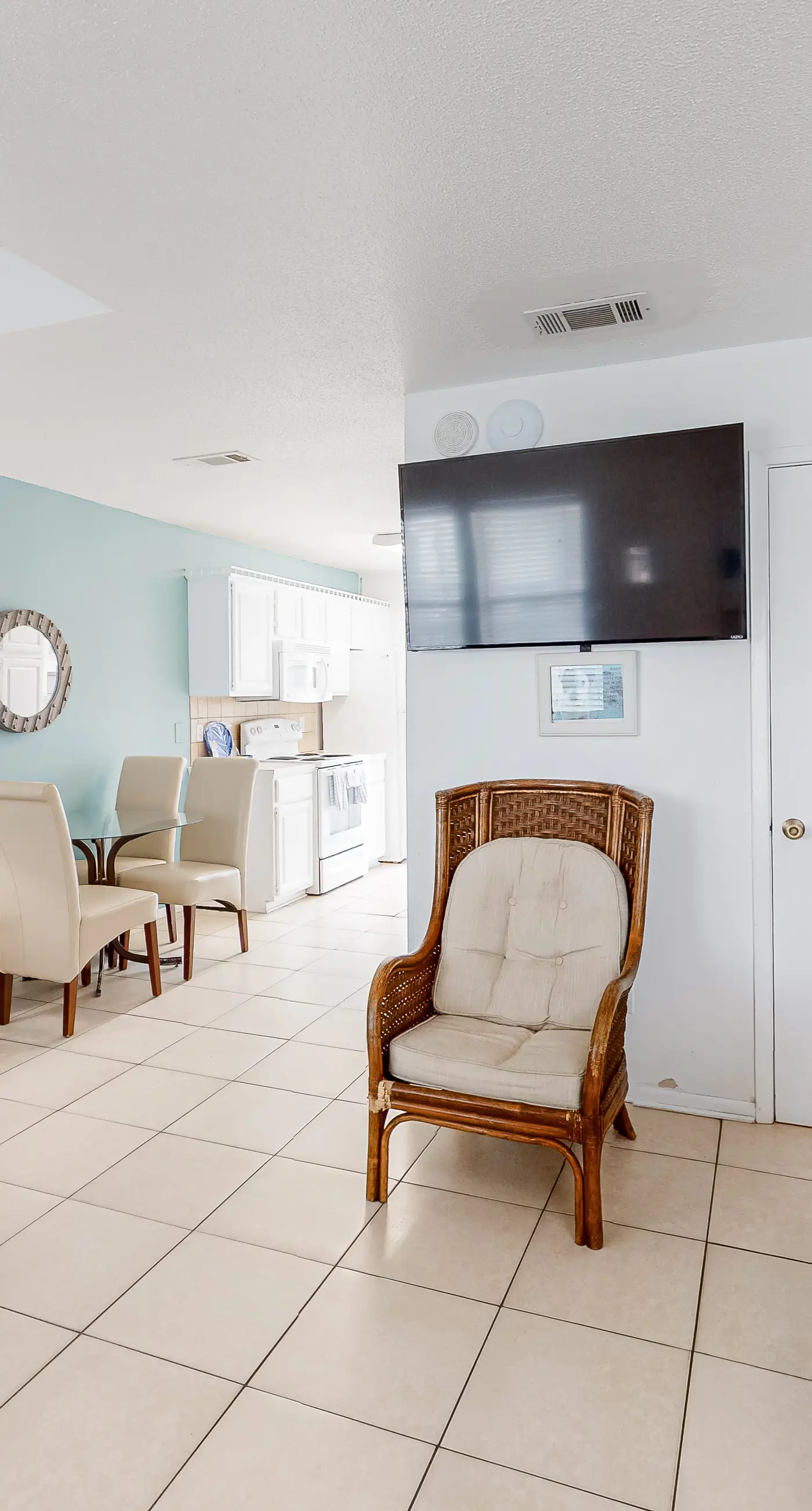 Wonderful beachfront escape with WiFi, balcony, pool, central AC & loft