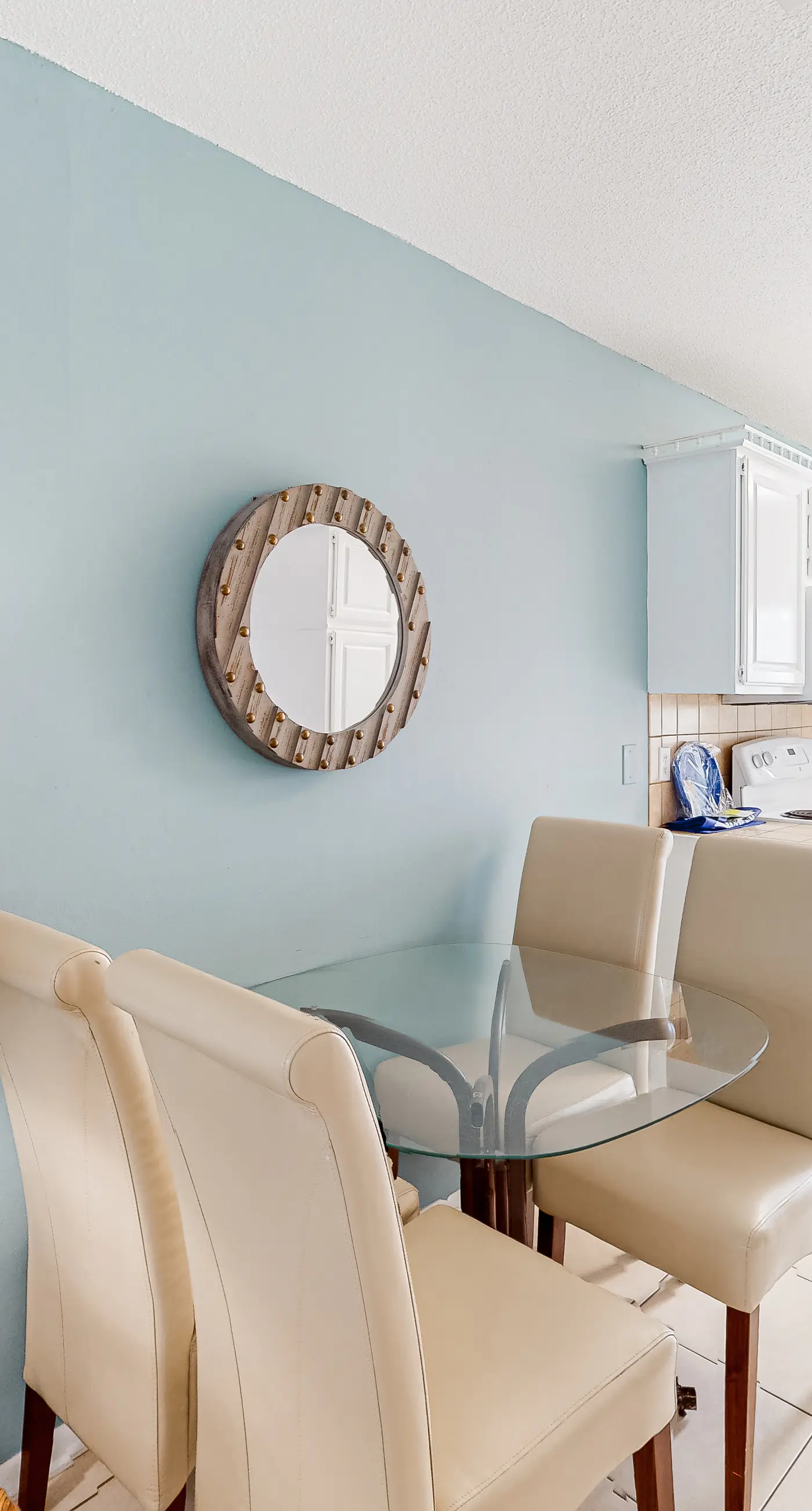 Wonderful beachfront escape with WiFi, balcony, pool, central AC & loft