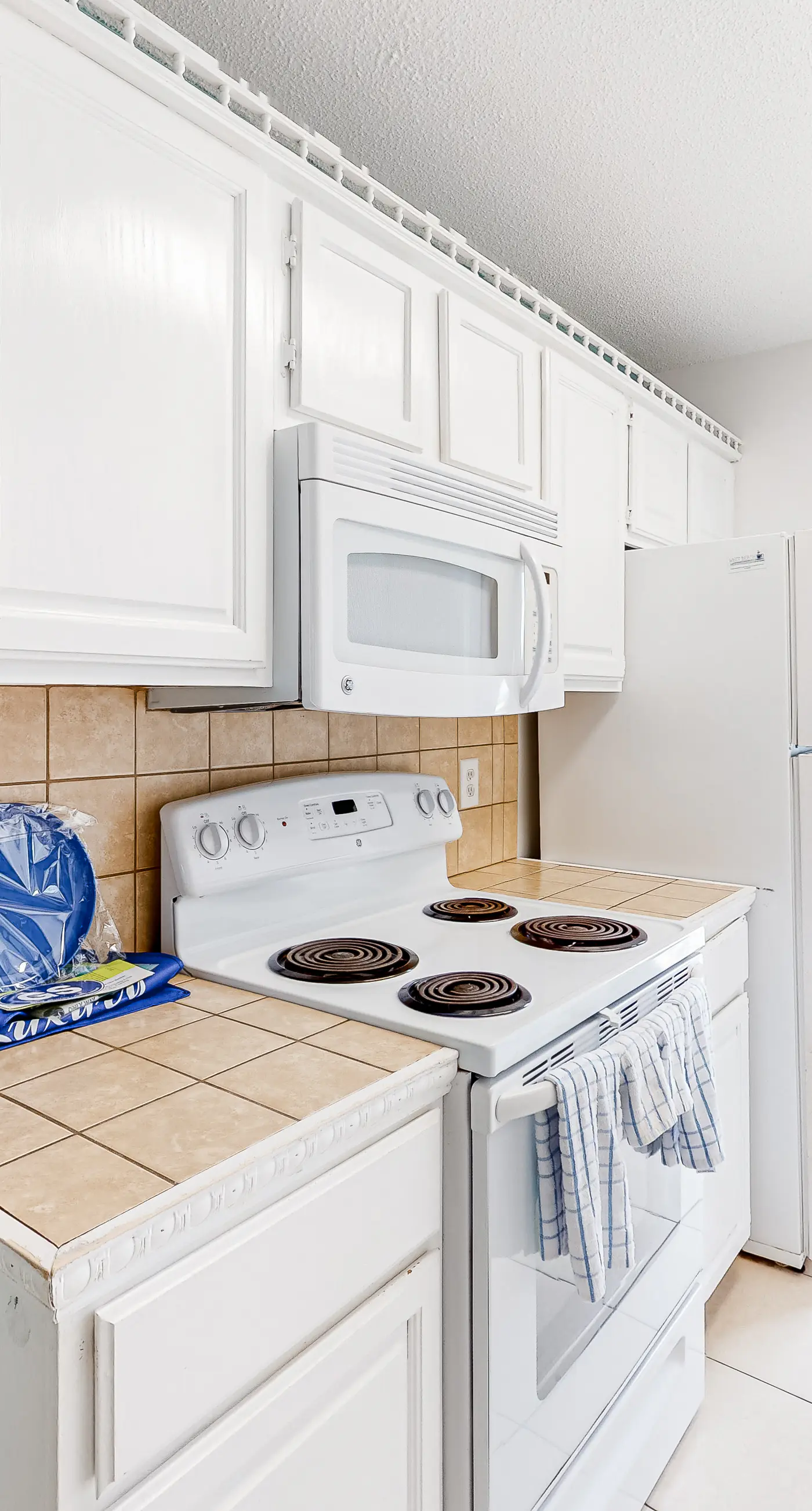 Wonderful beachfront escape with WiFi, balcony, pool, central AC & loft