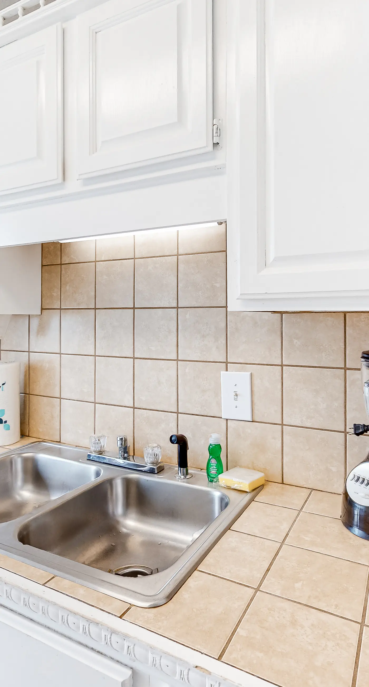 Wonderful beachfront escape with WiFi, balcony, pool, central AC & loft