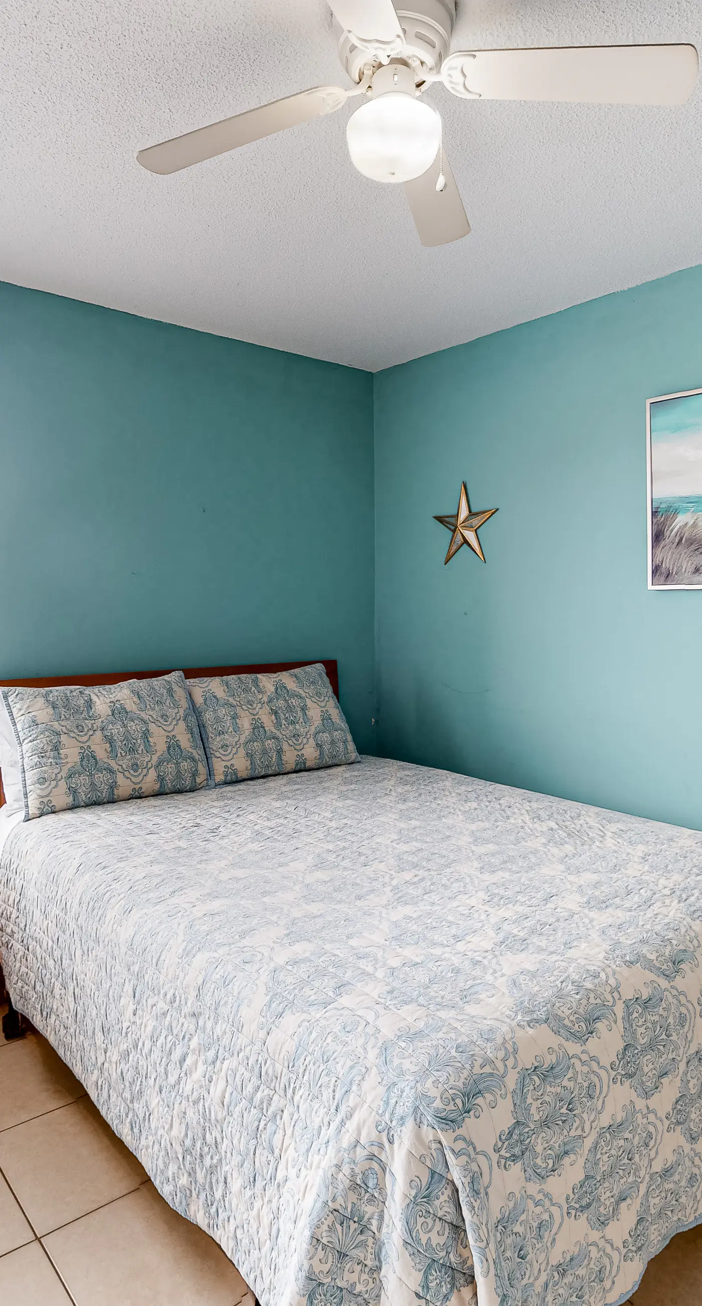 Wonderful beachfront escape with WiFi, balcony, pool, central AC & loft