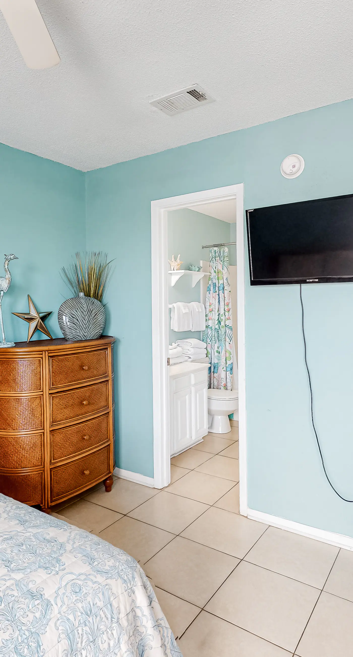 Wonderful beachfront escape with WiFi, balcony, pool, central AC & loft