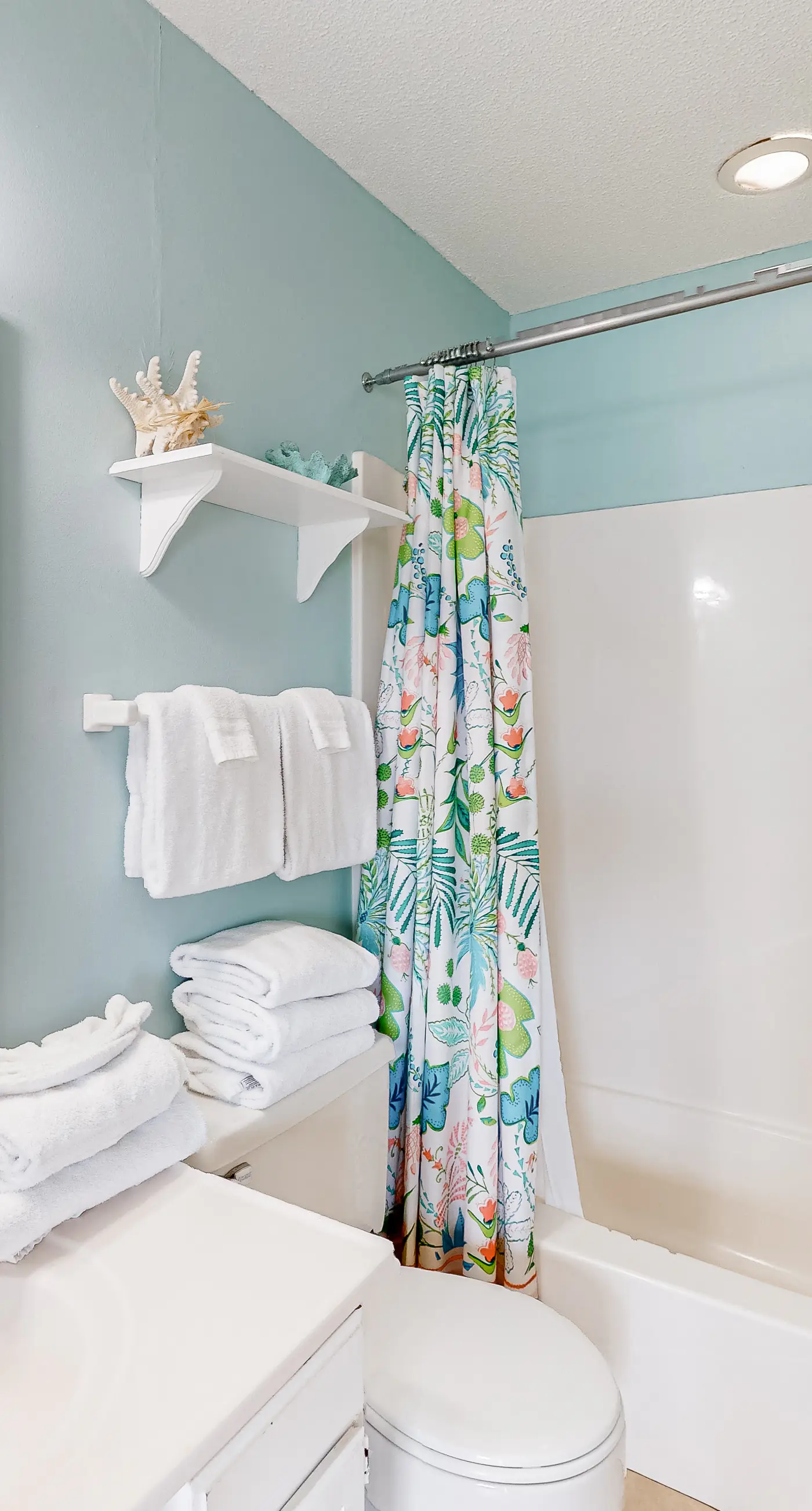 Wonderful beachfront escape with WiFi, balcony, pool, central AC & loft