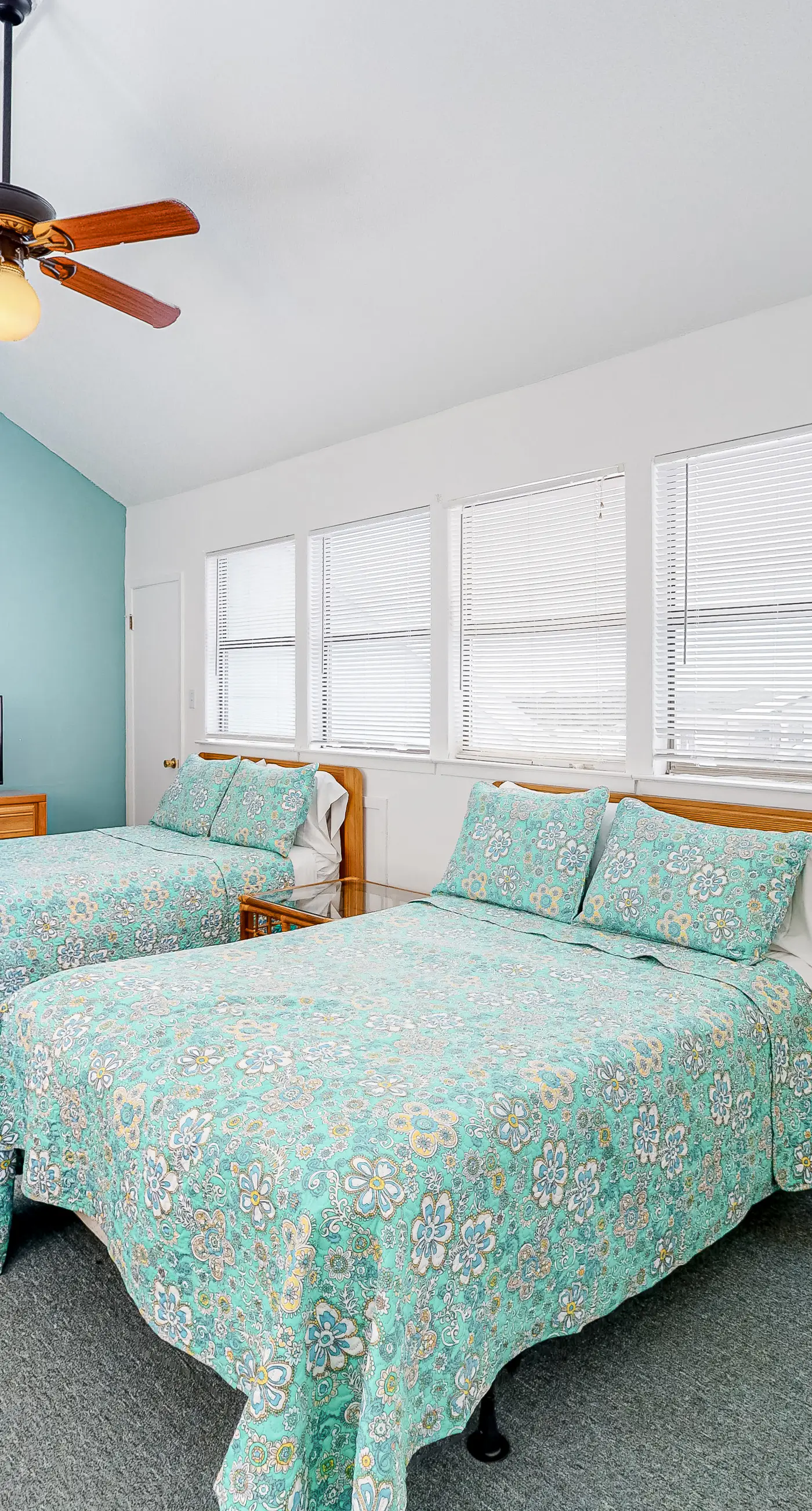 Wonderful beachfront escape with WiFi, balcony, pool, central AC & loft