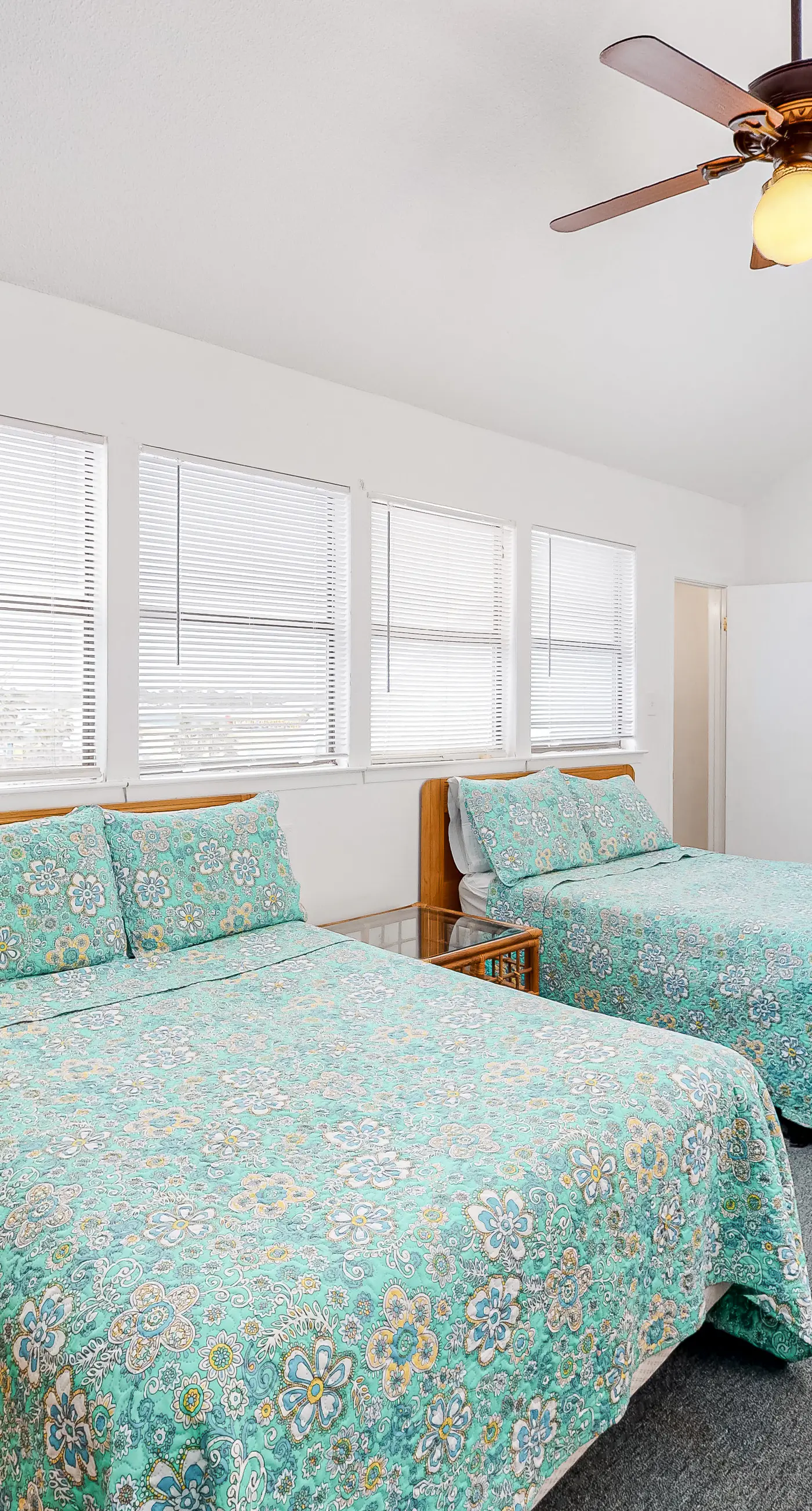 Wonderful beachfront escape with WiFi, balcony, pool, central AC & loft