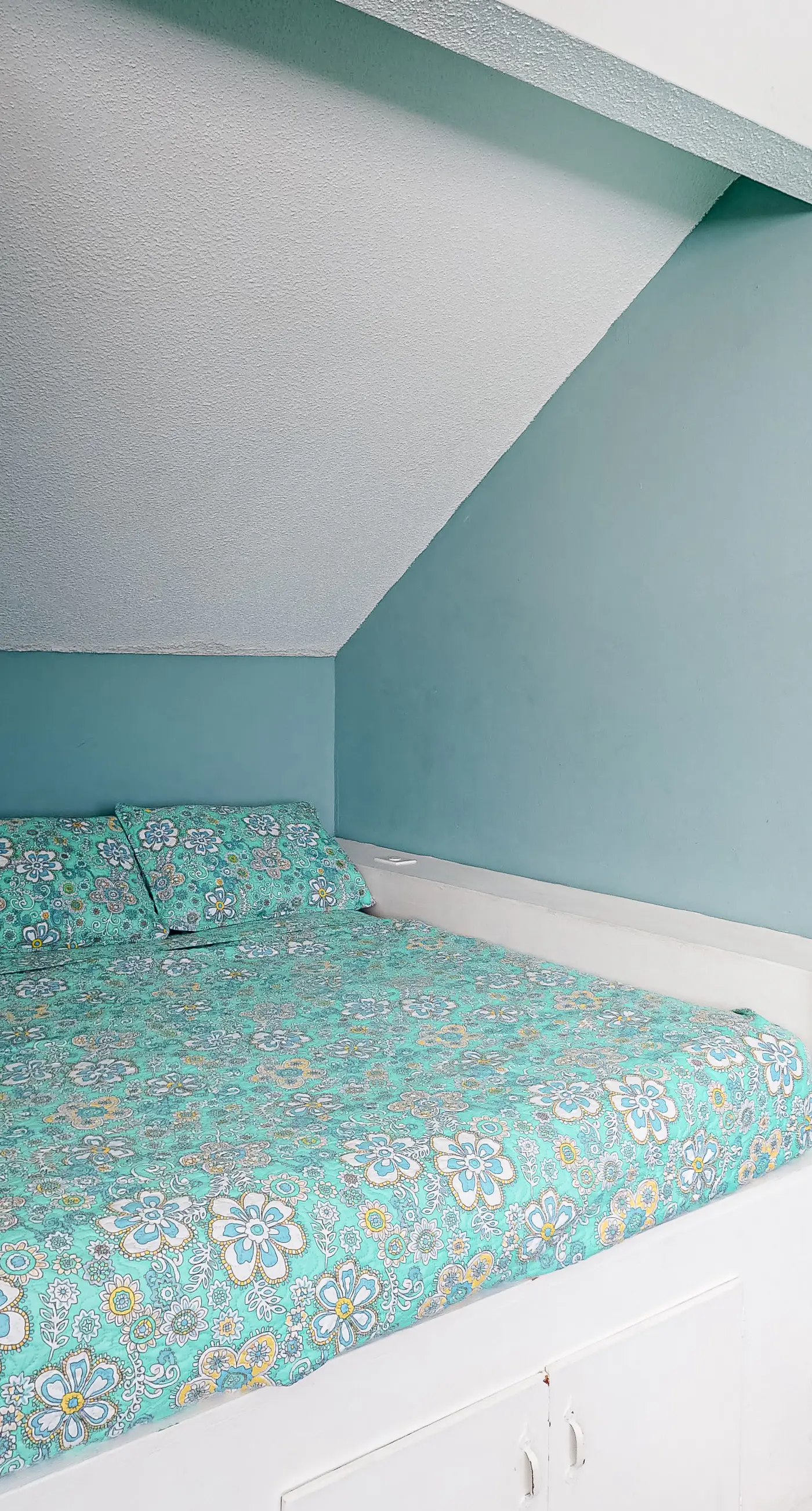 Wonderful beachfront escape with WiFi, balcony, pool, central AC & loft