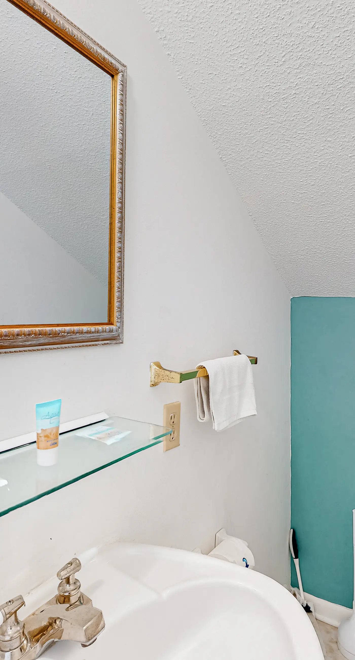 Wonderful beachfront escape with WiFi, balcony, pool, central AC & loft