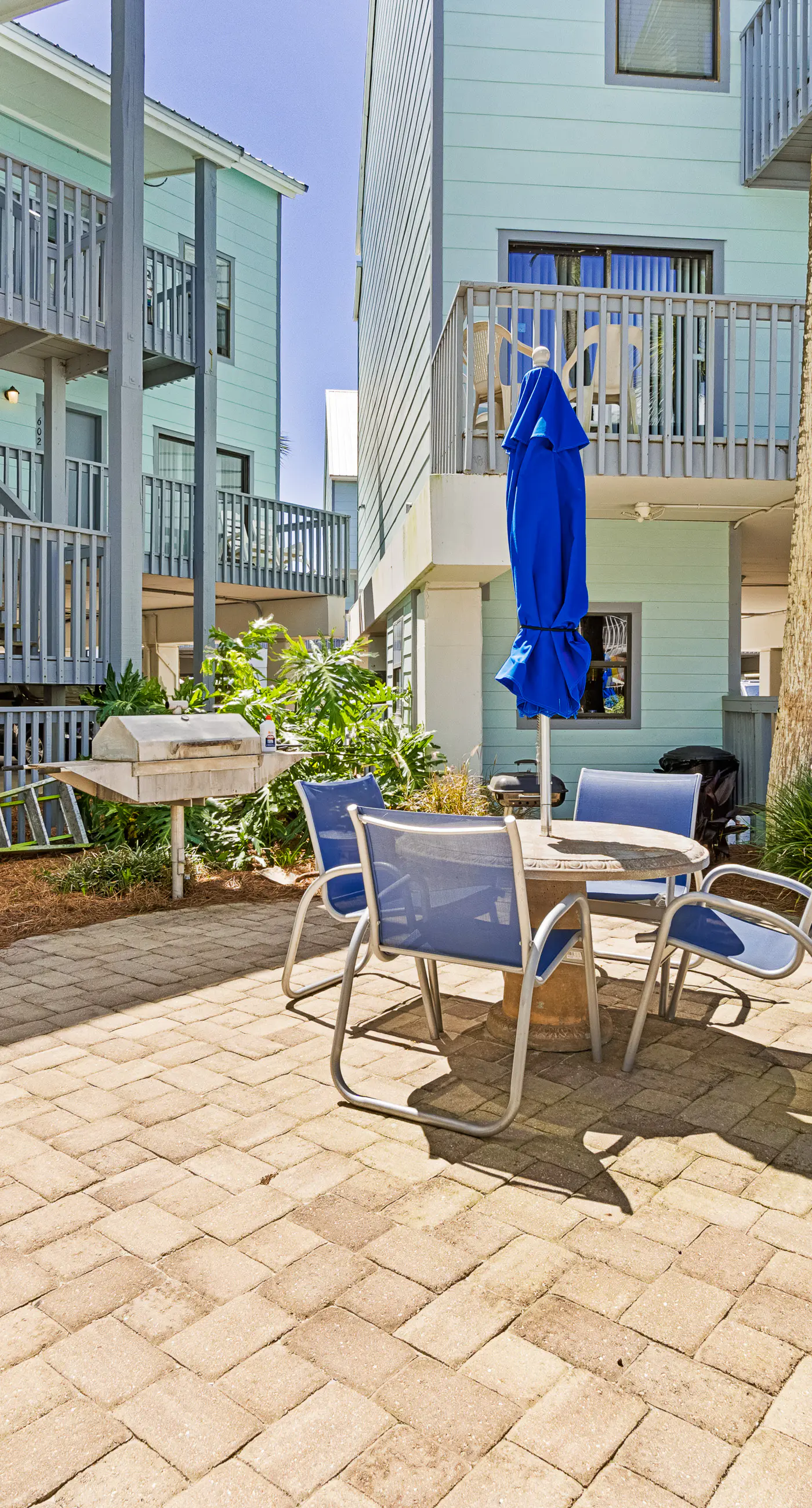 Wonderful beachfront escape with WiFi, balcony, pool, central AC & loft