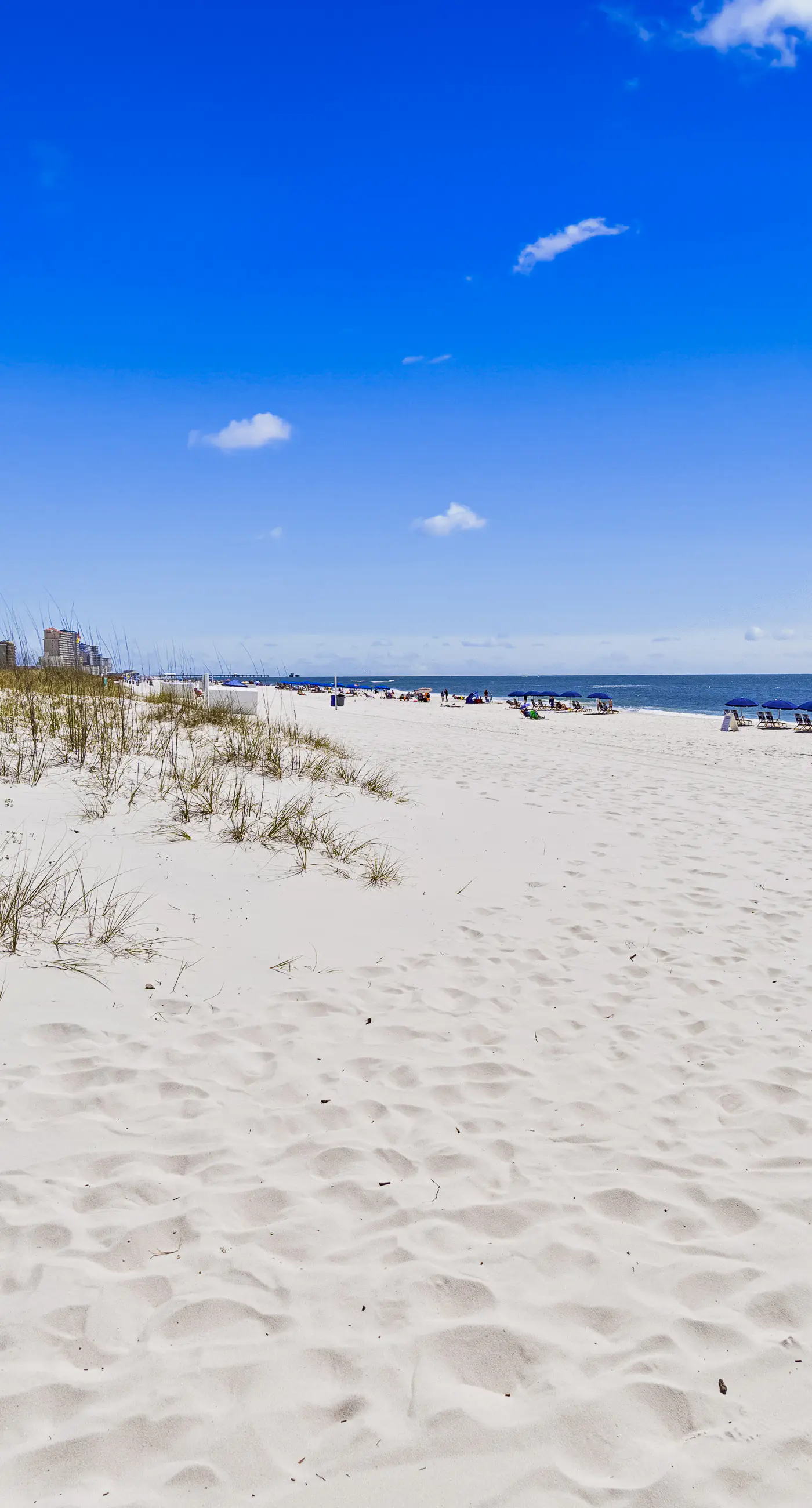 Wonderful beachfront escape with WiFi, balcony, pool, central AC & loft