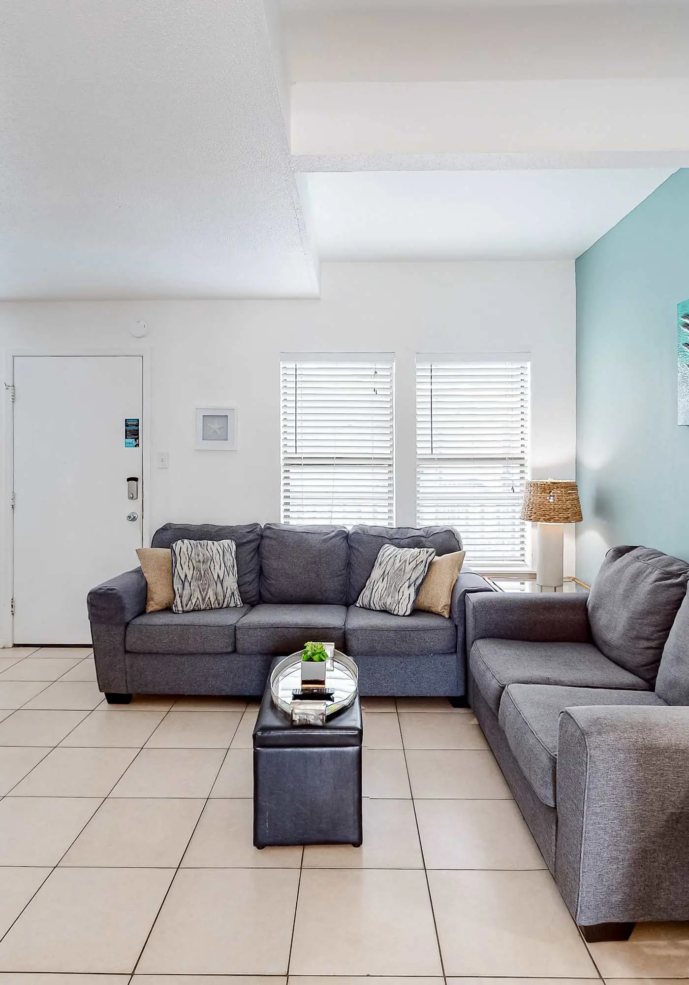 Wonderful beachfront escape with WiFi, balcony, pool, central AC & loft