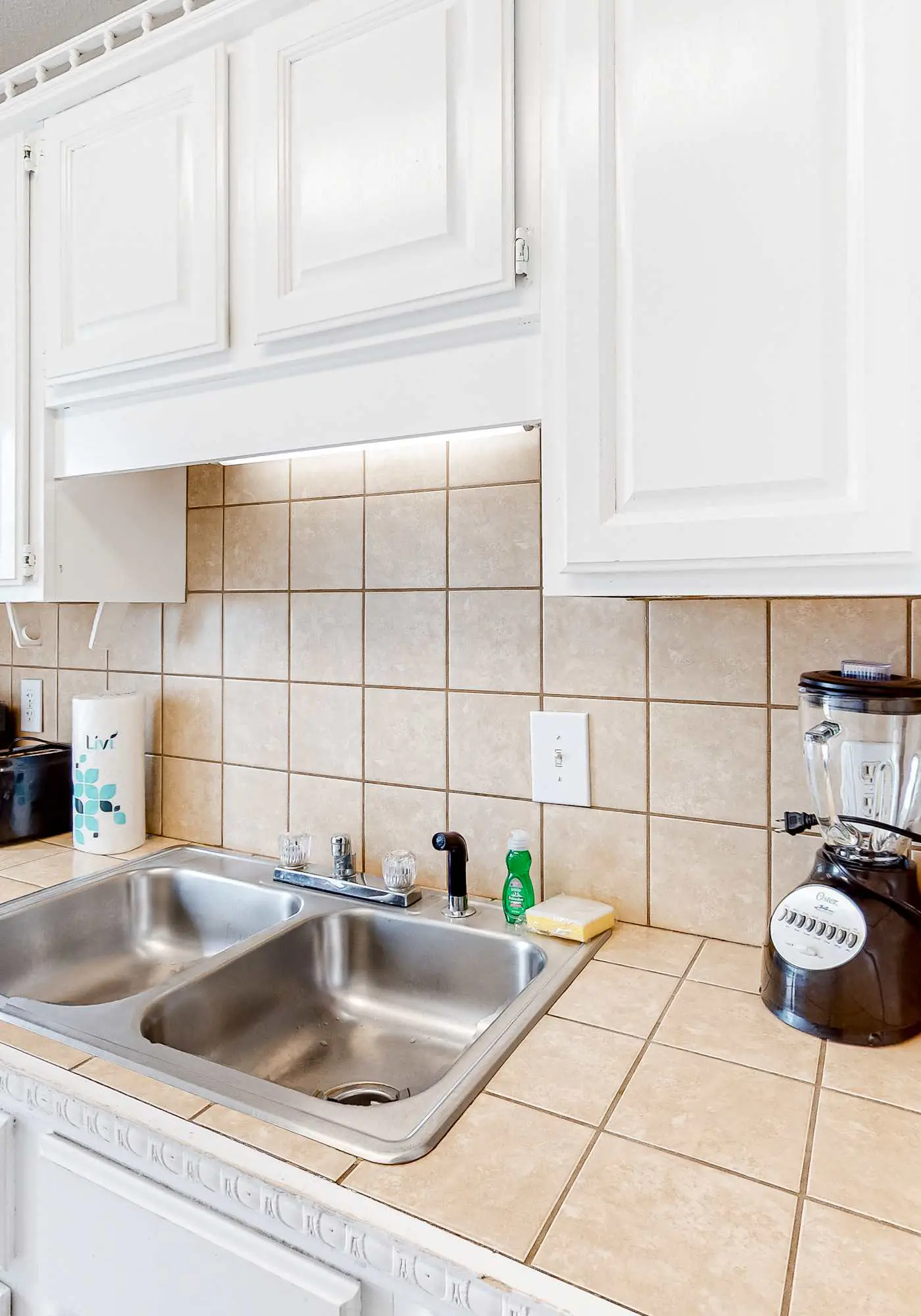 Wonderful beachfront escape with WiFi, balcony, pool, central AC & loft