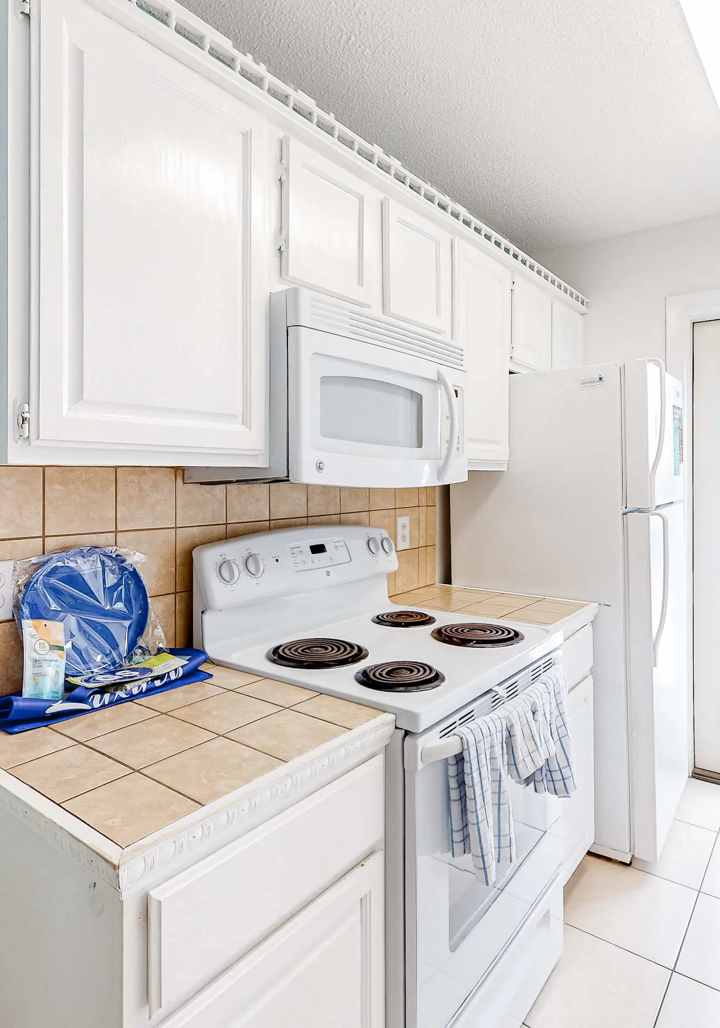Wonderful beachfront escape with WiFi, balcony, pool, central AC & loft