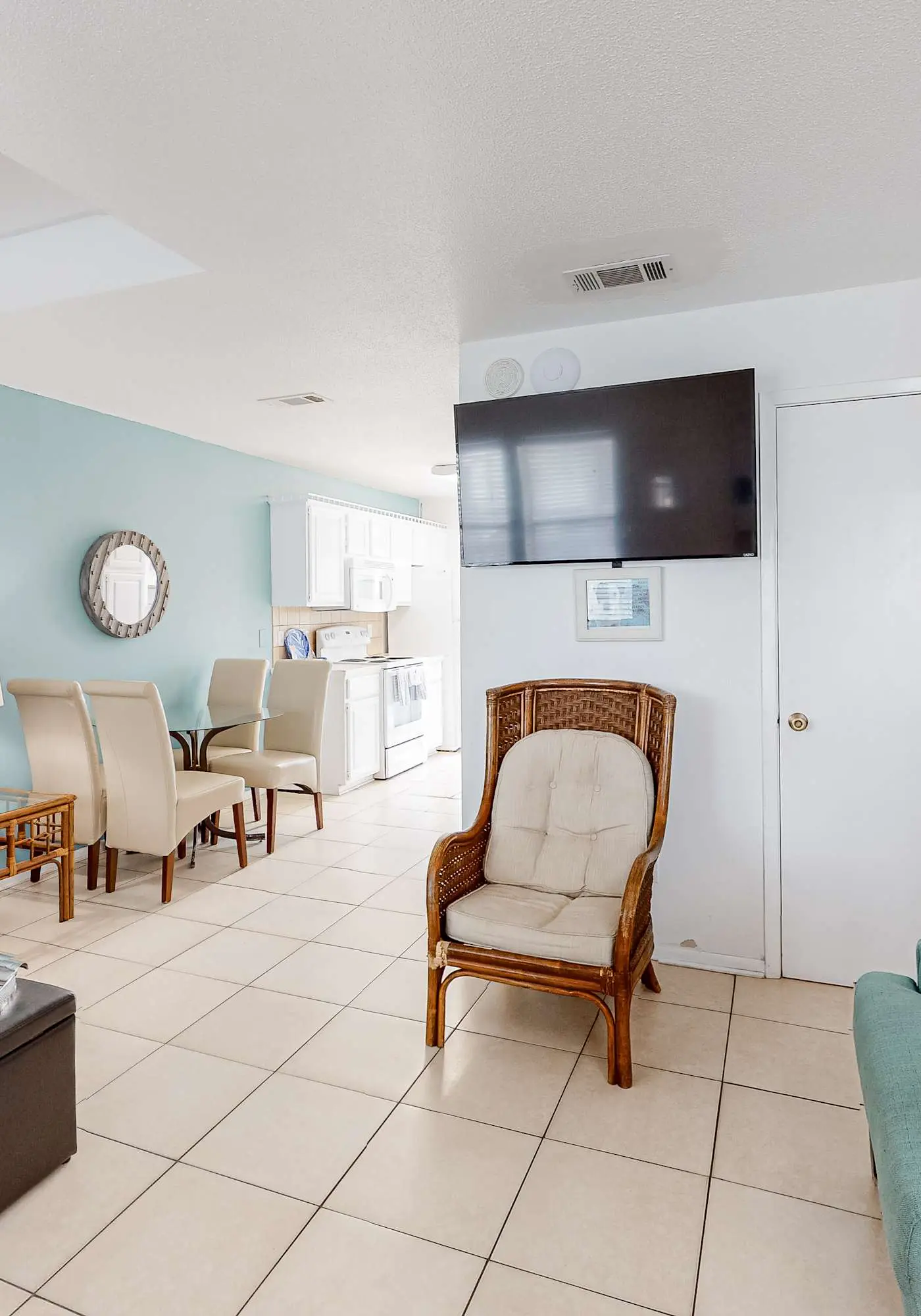 Wonderful beachfront escape with WiFi, balcony, pool, central AC & loft