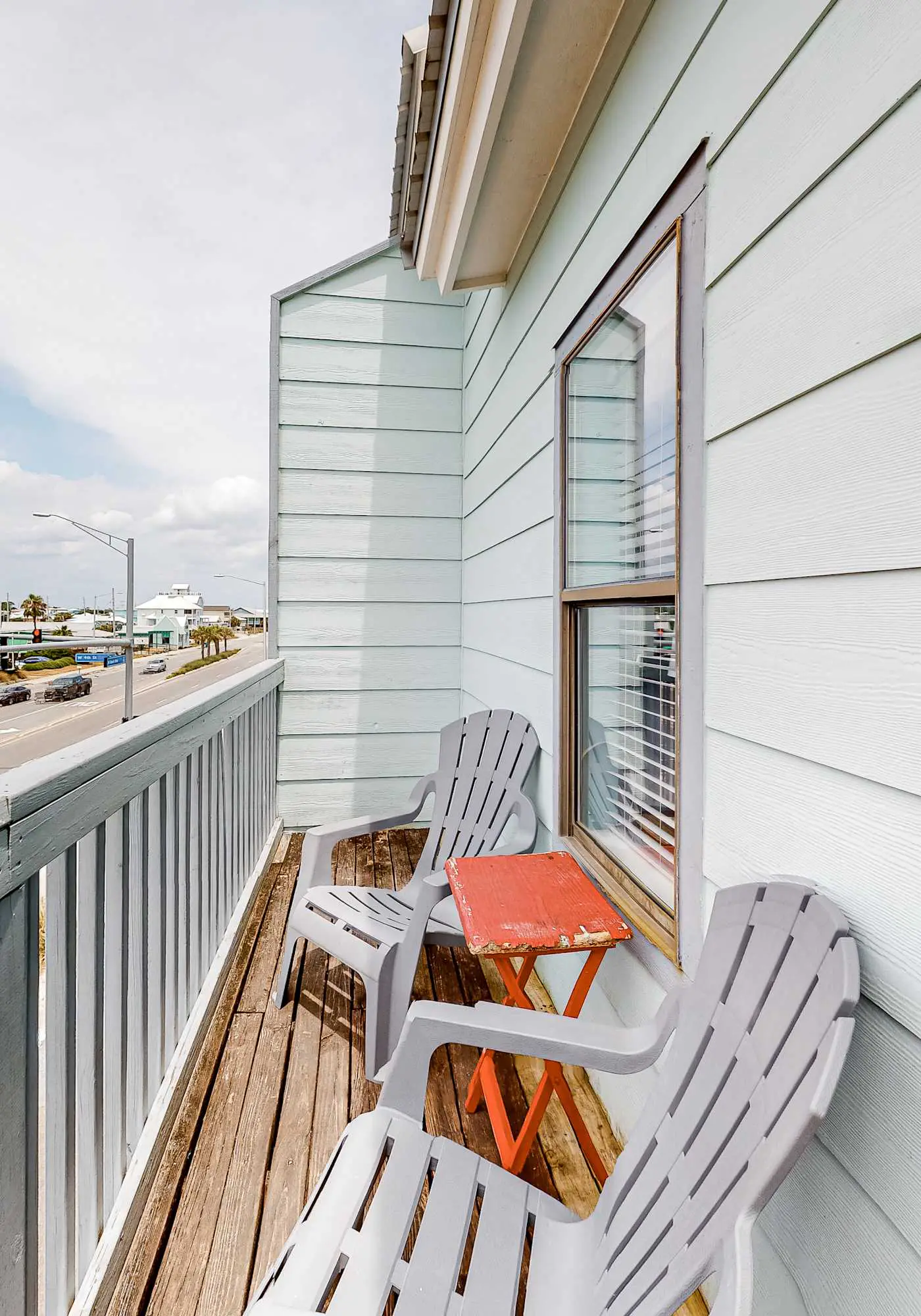 Wonderful beachfront escape with WiFi, balcony, pool, central AC & loft