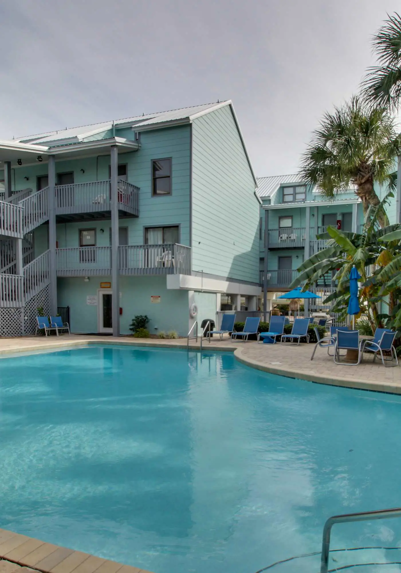 Wonderful beachfront escape with WiFi, balcony, pool, central AC & loft