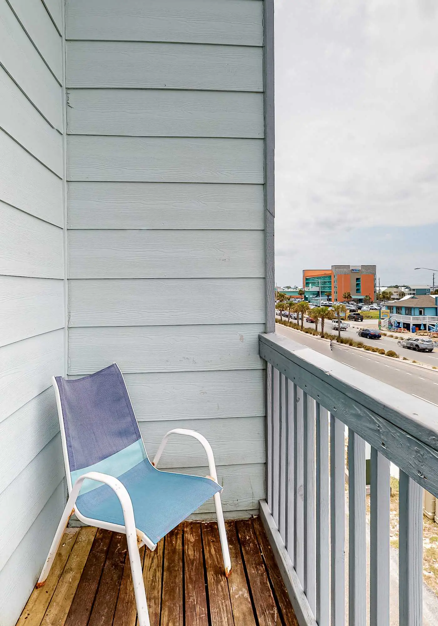 Wonderful beachfront escape with WiFi, balcony, pool, central AC & loft