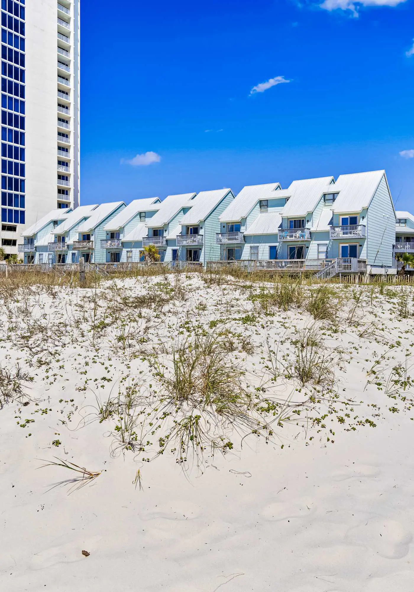 Wonderful beachfront escape with WiFi, balcony, pool, central AC & loft