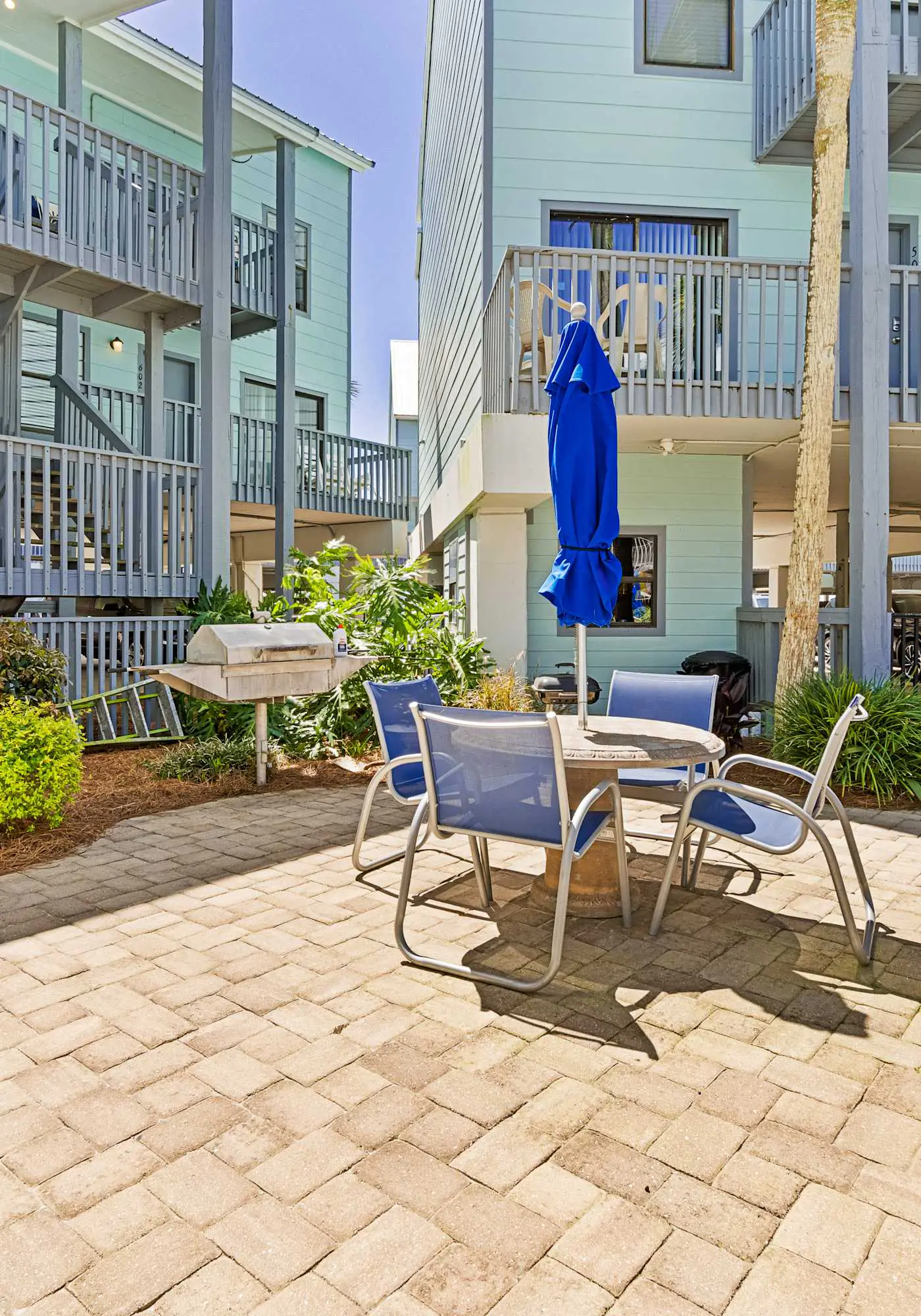 Wonderful beachfront escape with WiFi, balcony, pool, central AC & loft