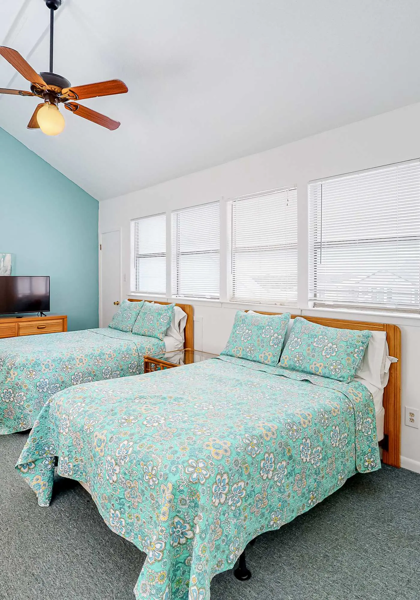Wonderful beachfront escape with WiFi, balcony, pool, central AC & loft