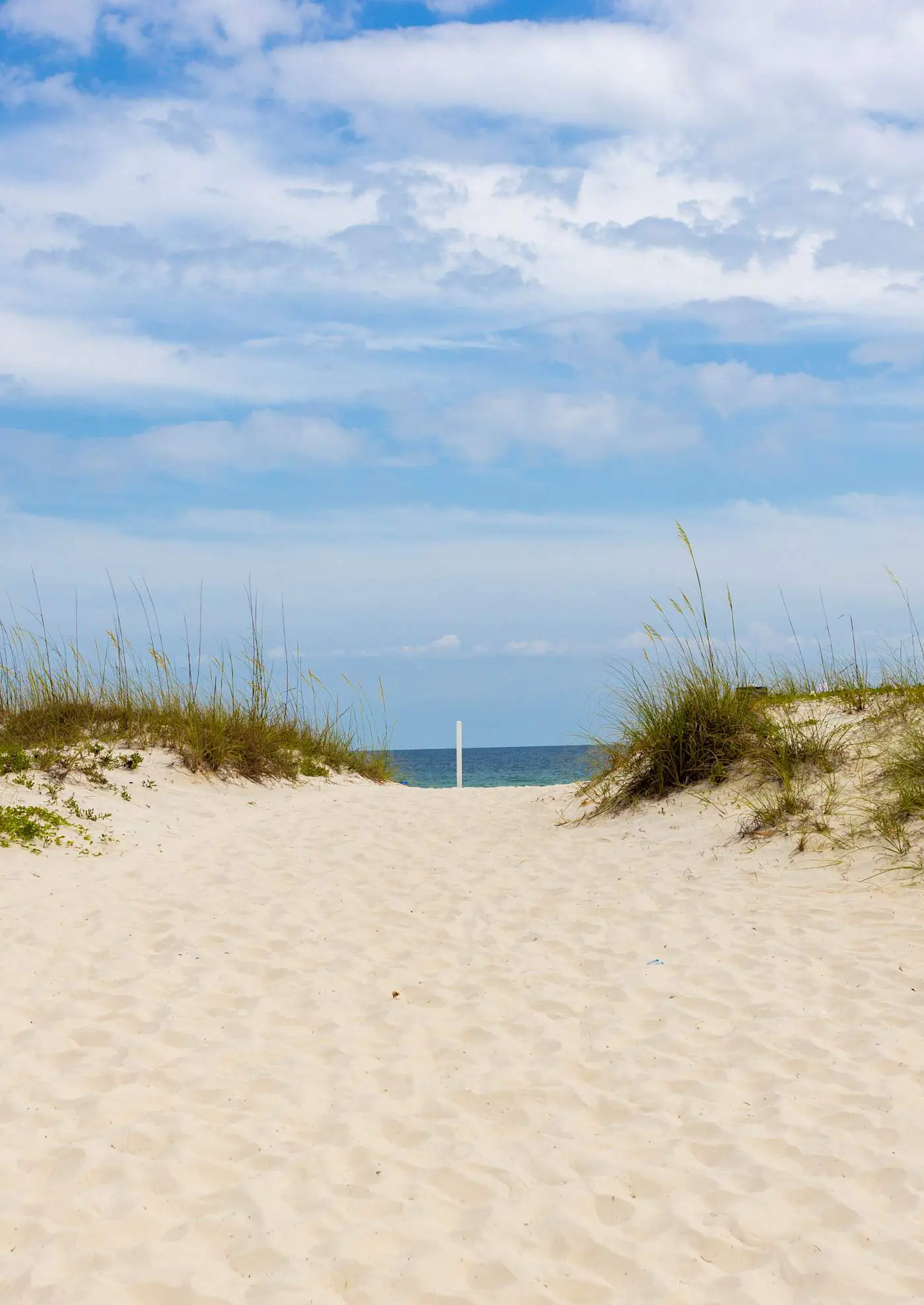 Wonderful beachfront escape with WiFi, balcony, pool, central AC & loft